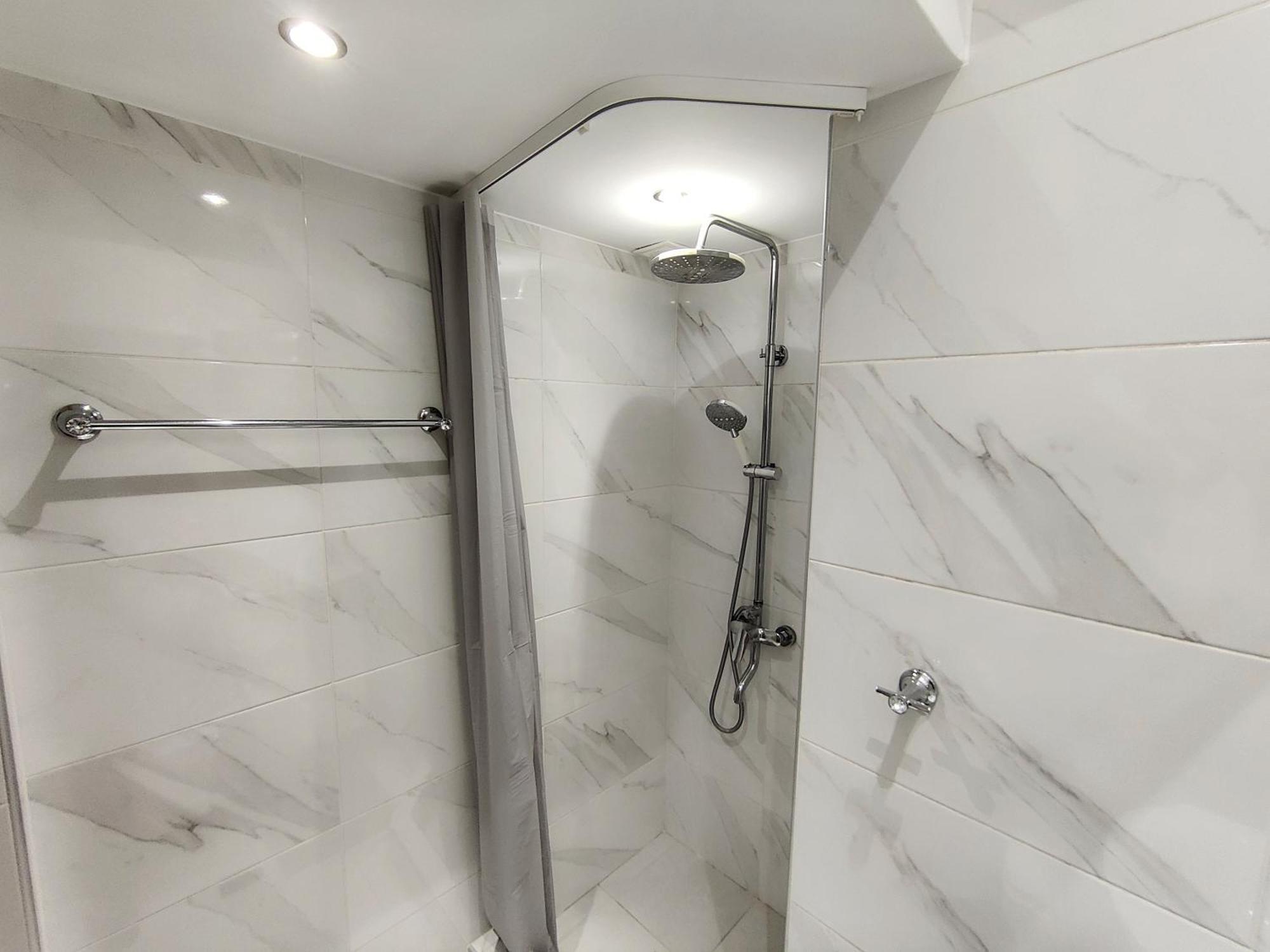 Pretty Petitie Fully Equipped Center Apartment *
