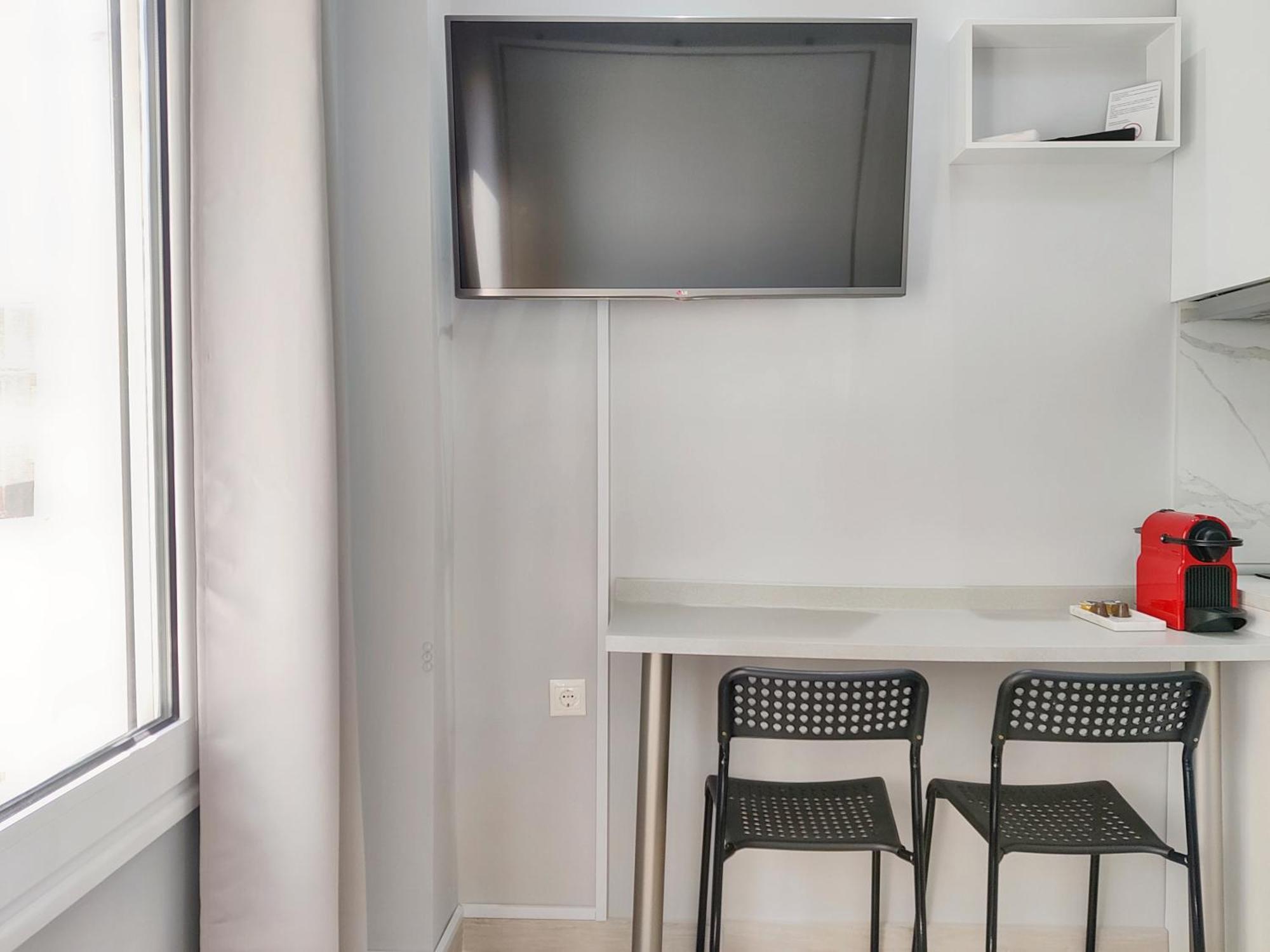 Pretty Petitie Fully Equipped Center Apartment