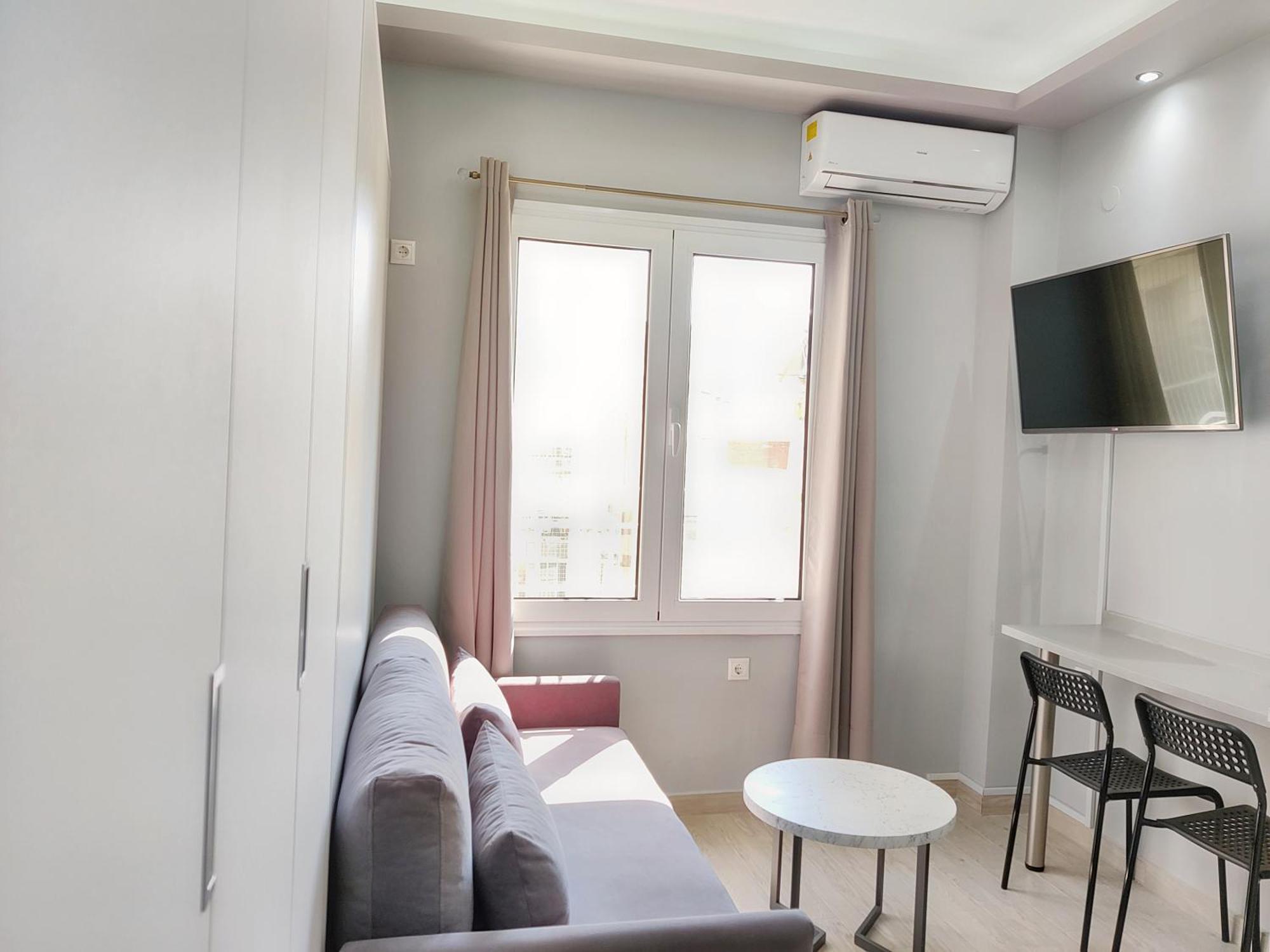 Pretty Petitie Fully Equipped Center Apartment