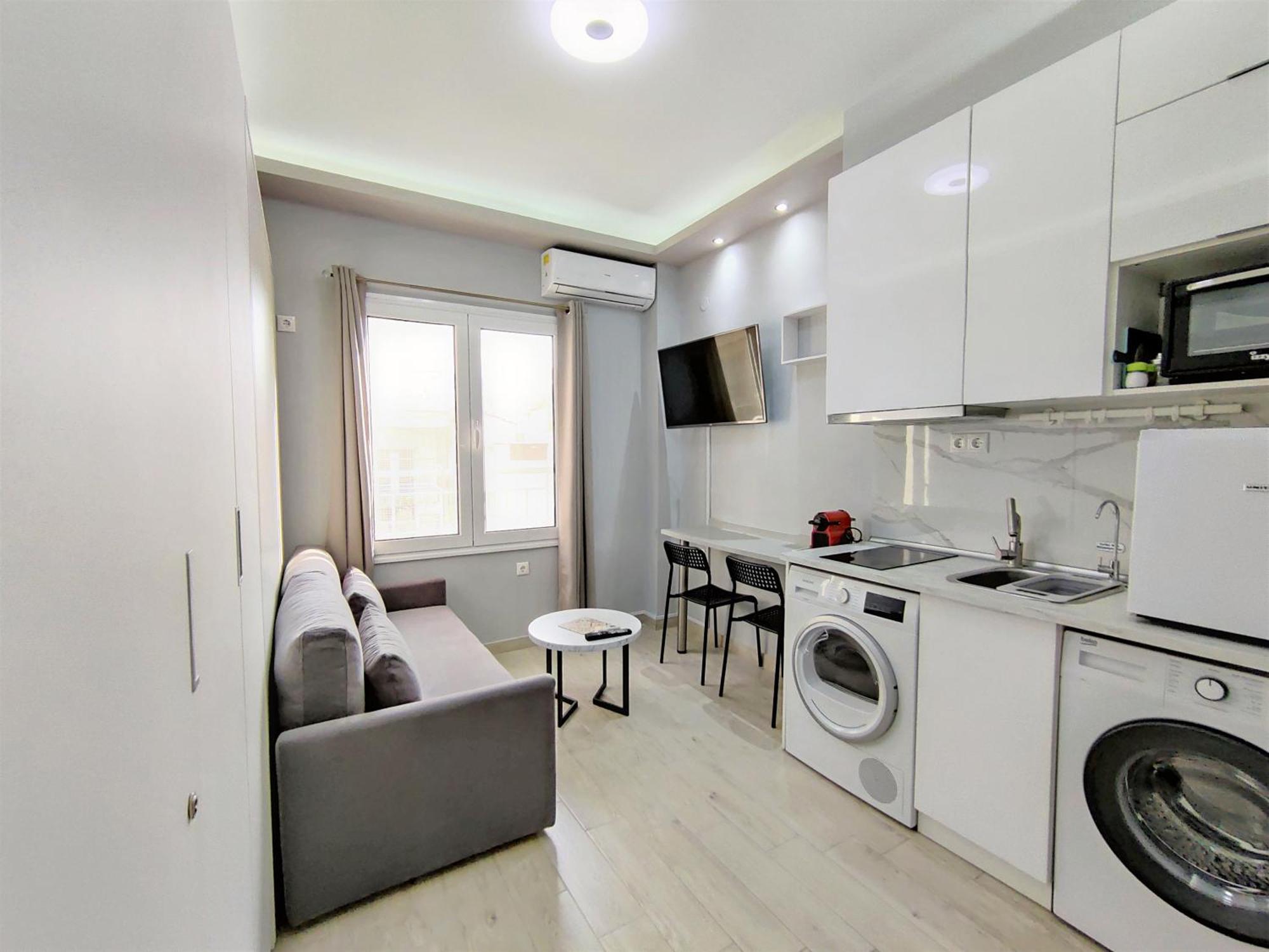 Pretty Petitie Fully Equipped Center Apartment
