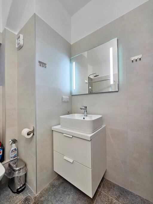 Yellow Kitchen Apartment, City Central Location Apartment