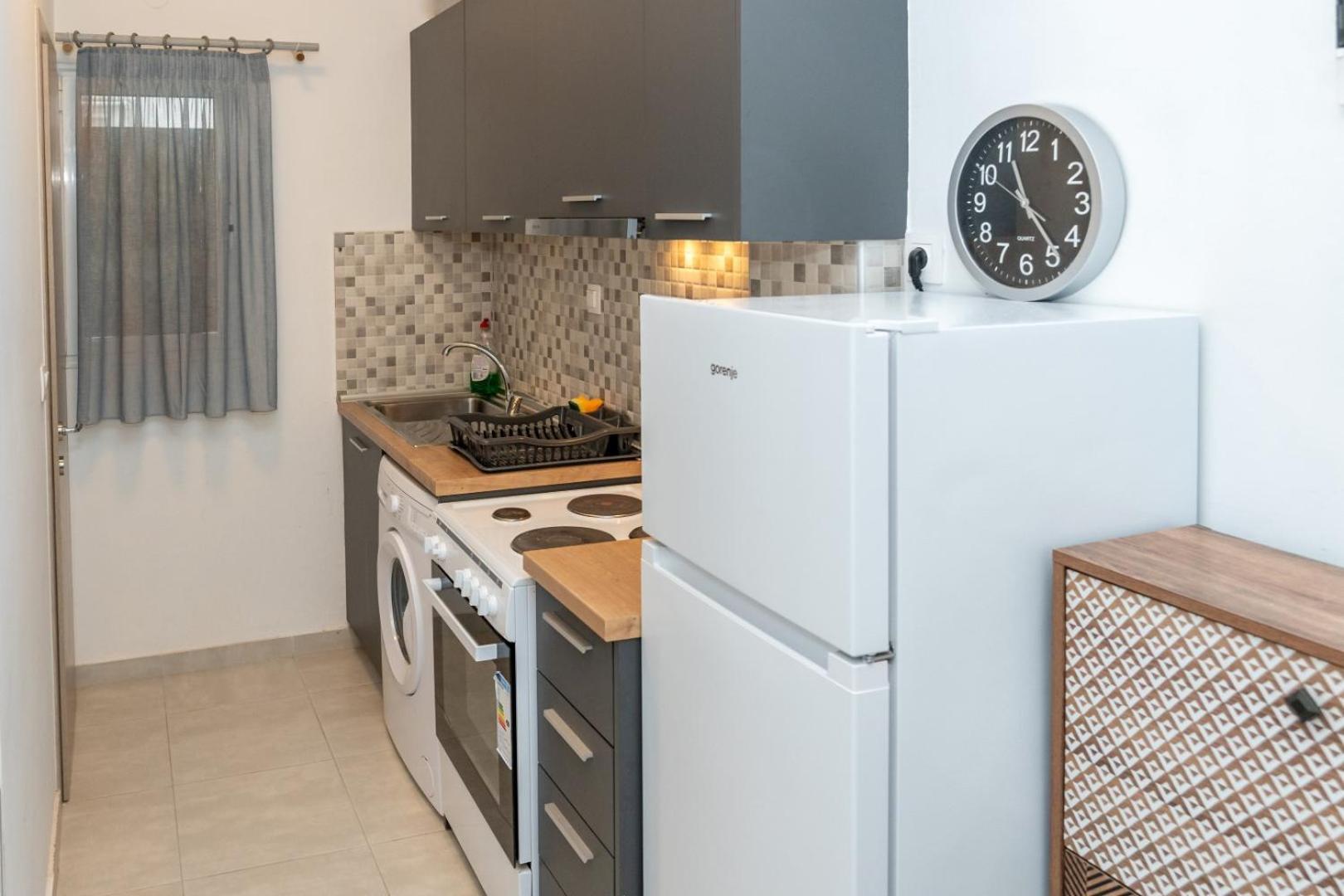 Kosmos Service Near Turkish Consulat And Saint Dimitrious Church With Additional Cost Parking Apartment Thessaloniki