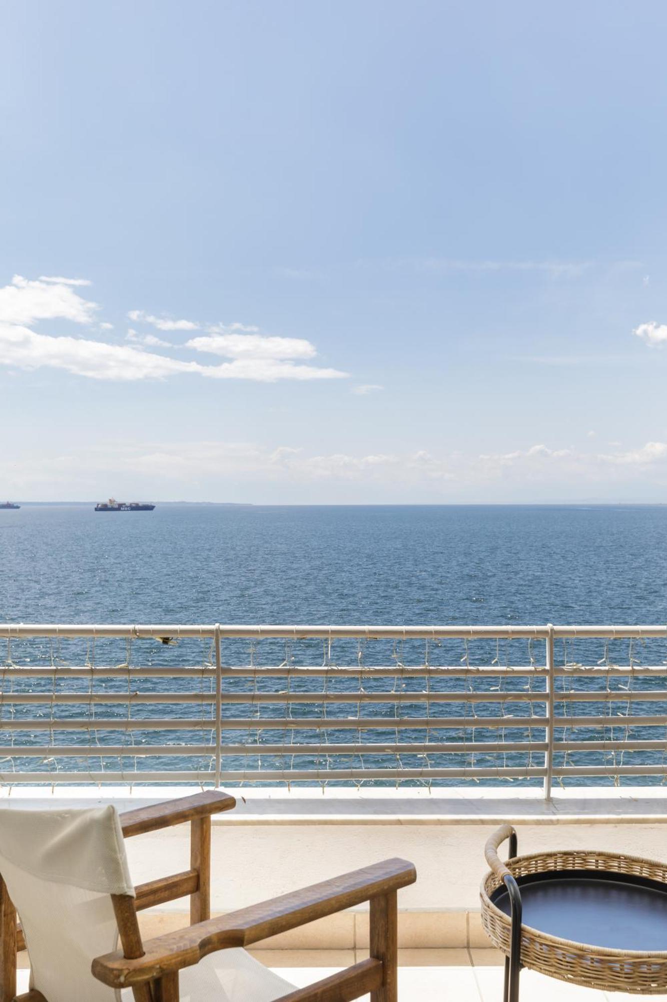 Infinity & Beyond By Halu! - Seafront Apartment Thessaloniki