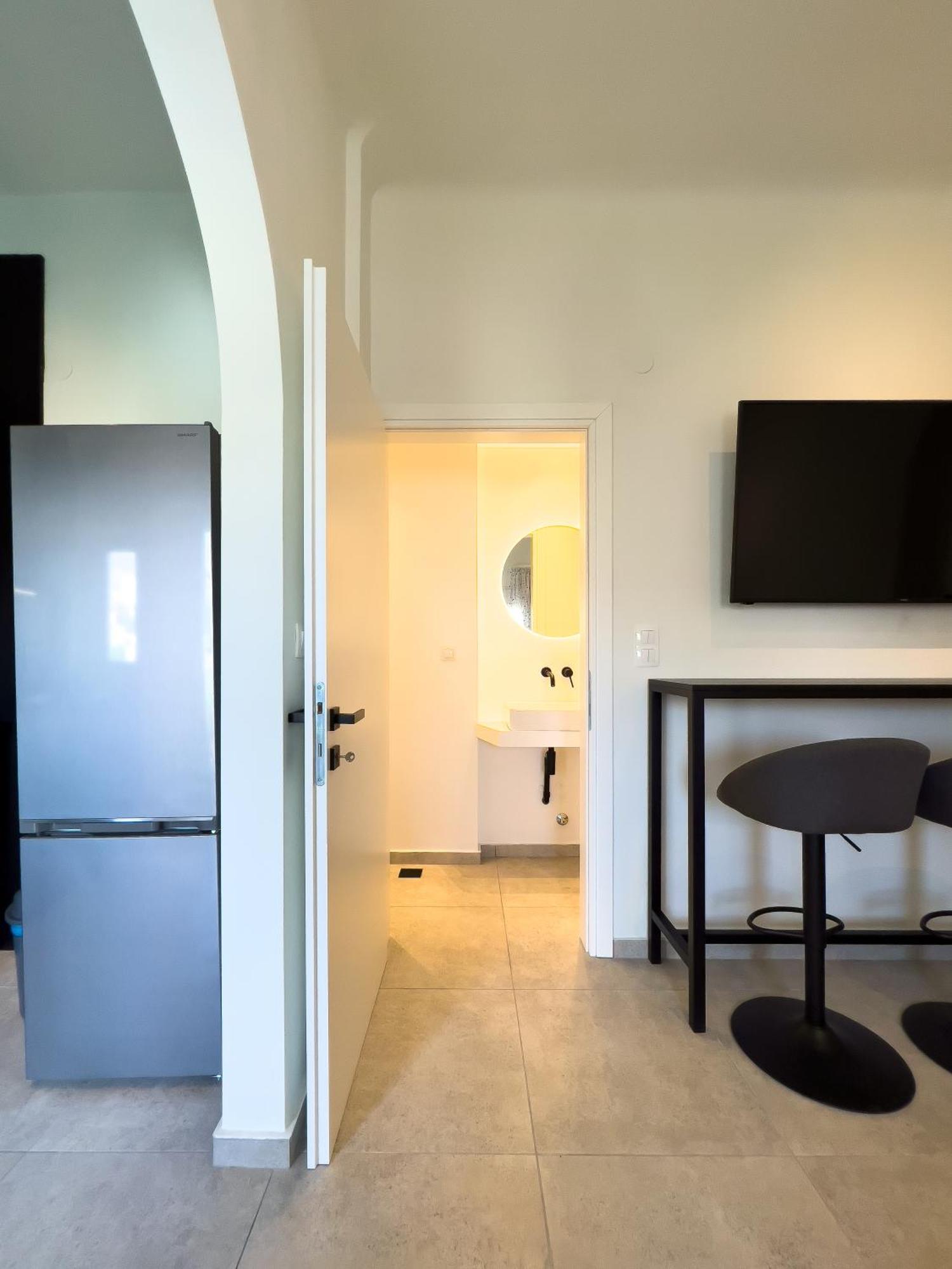 Homevision - Minimal, Quiet And Central Apartment