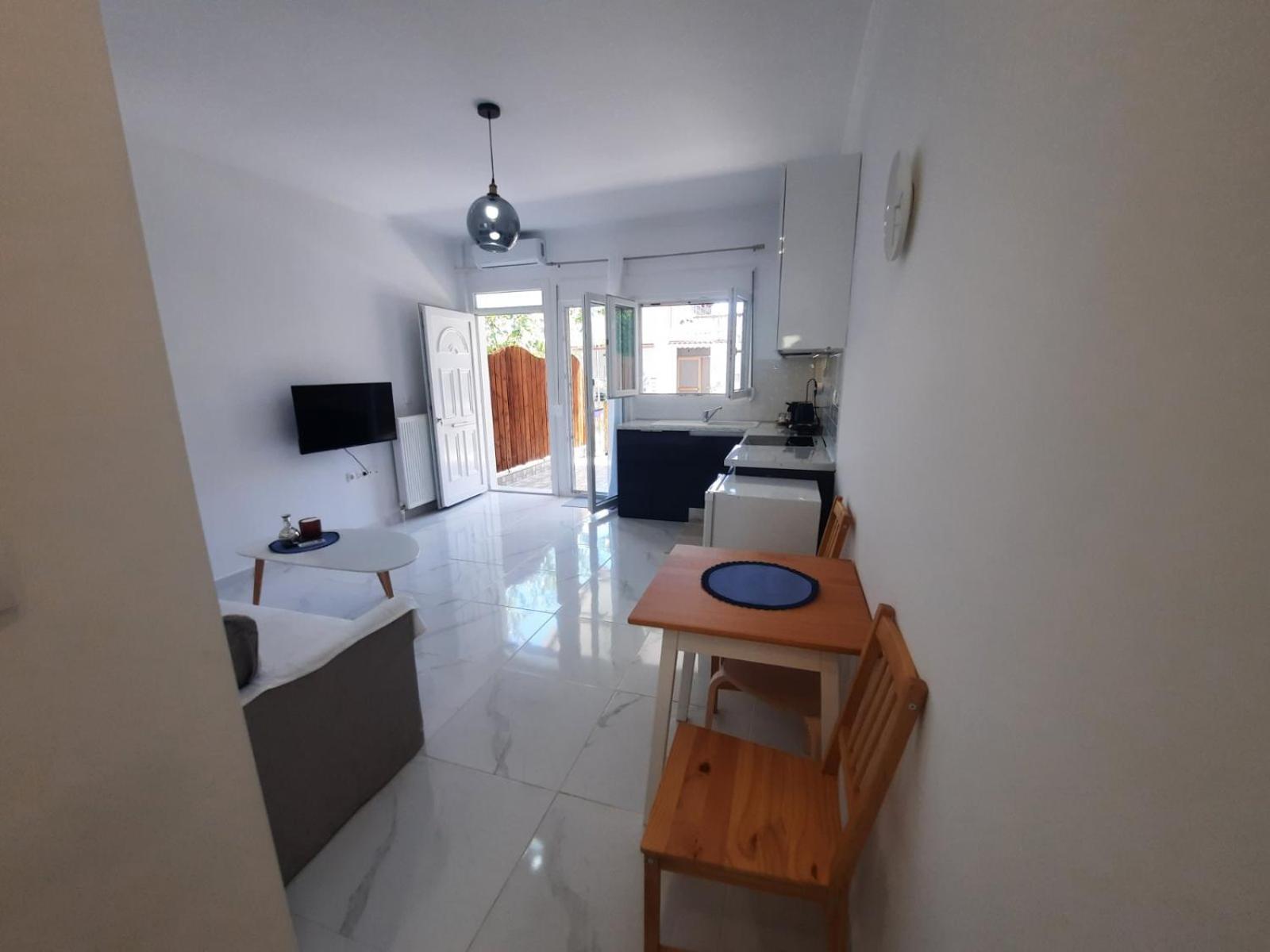 House B Diavata, Daire *
