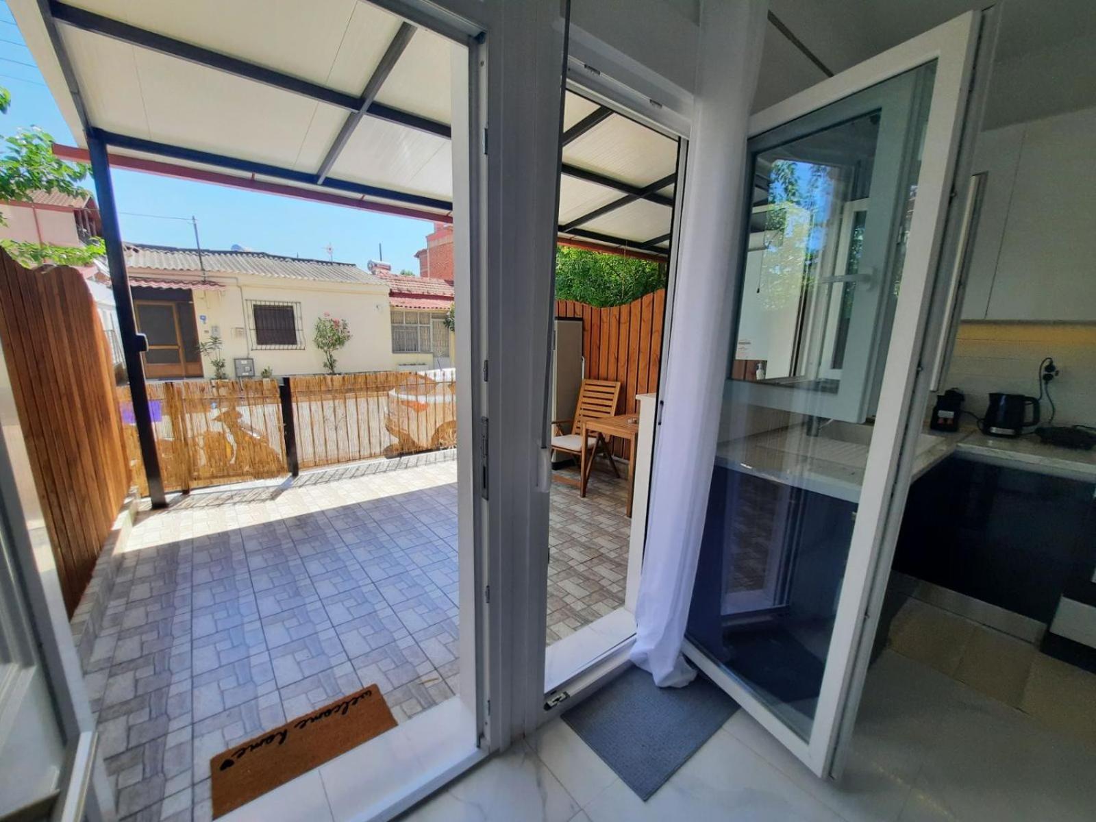 House B Diavata, Daire