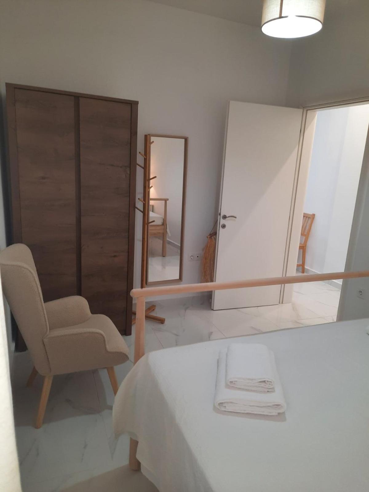 House B Diavata, Apartment