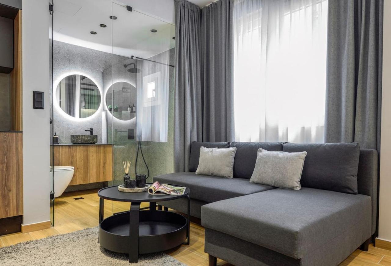 Aristotelian Virtues - Enkrateia Appartement *