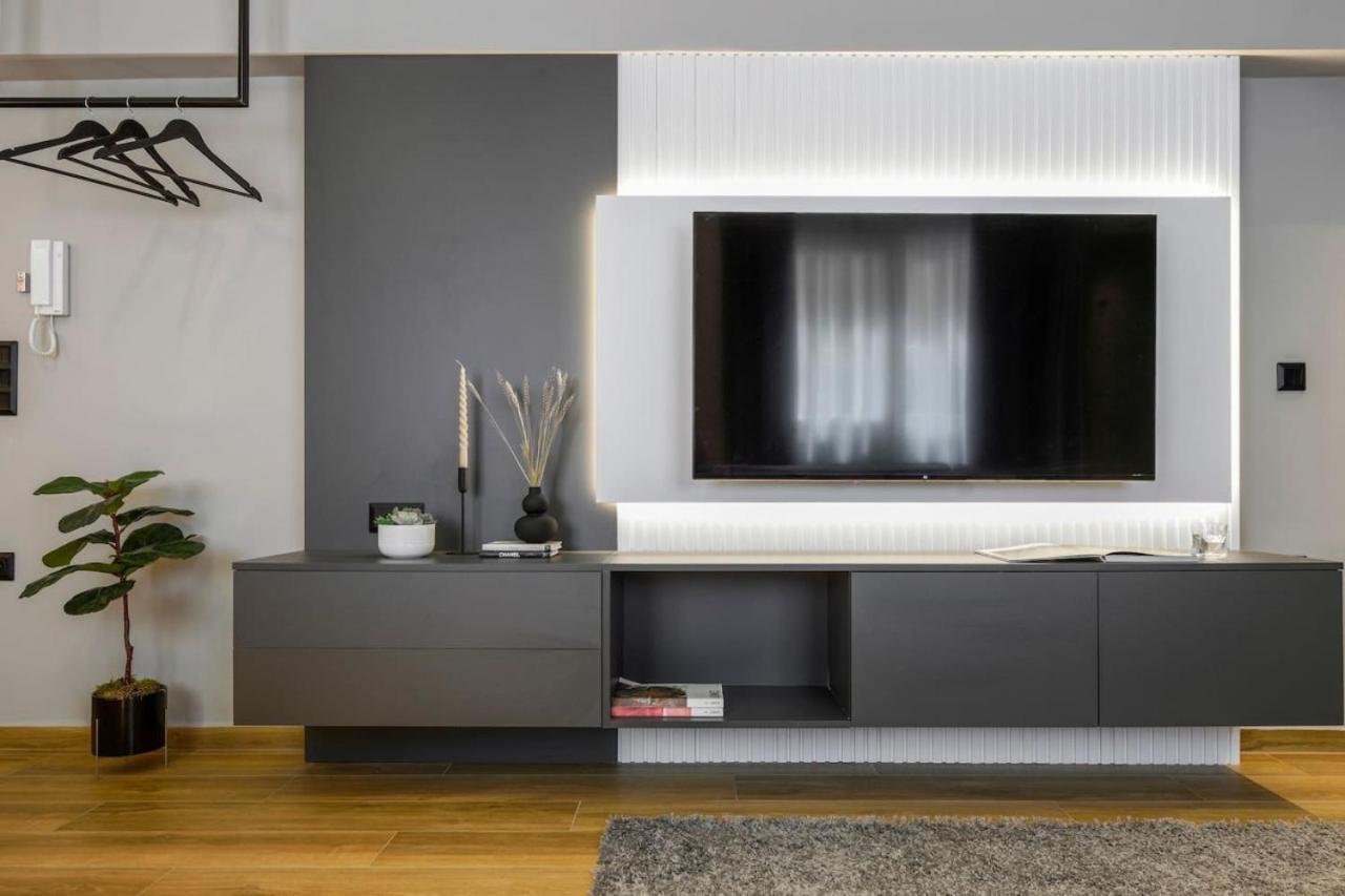Aristotelian Virtues - Enkrateia Appartement