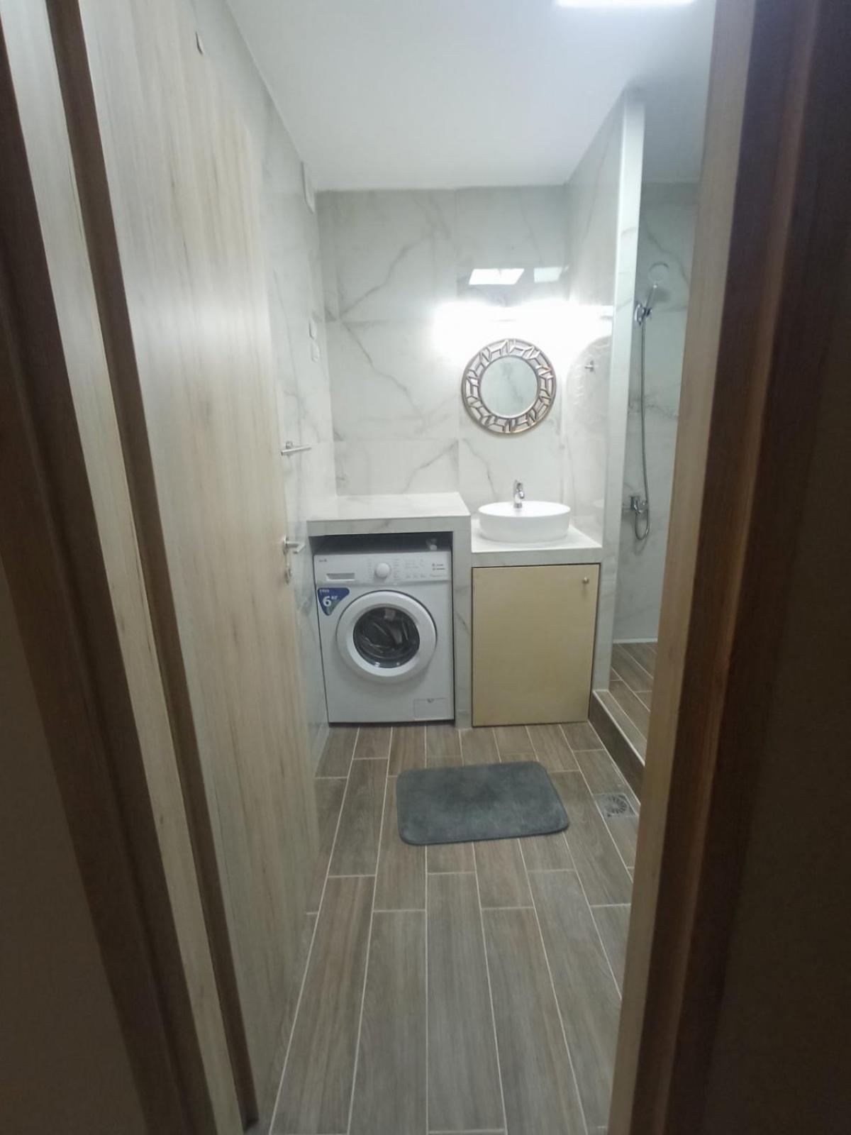 Căn hộ Polit Luxury Aprt 2 Bedrooms *