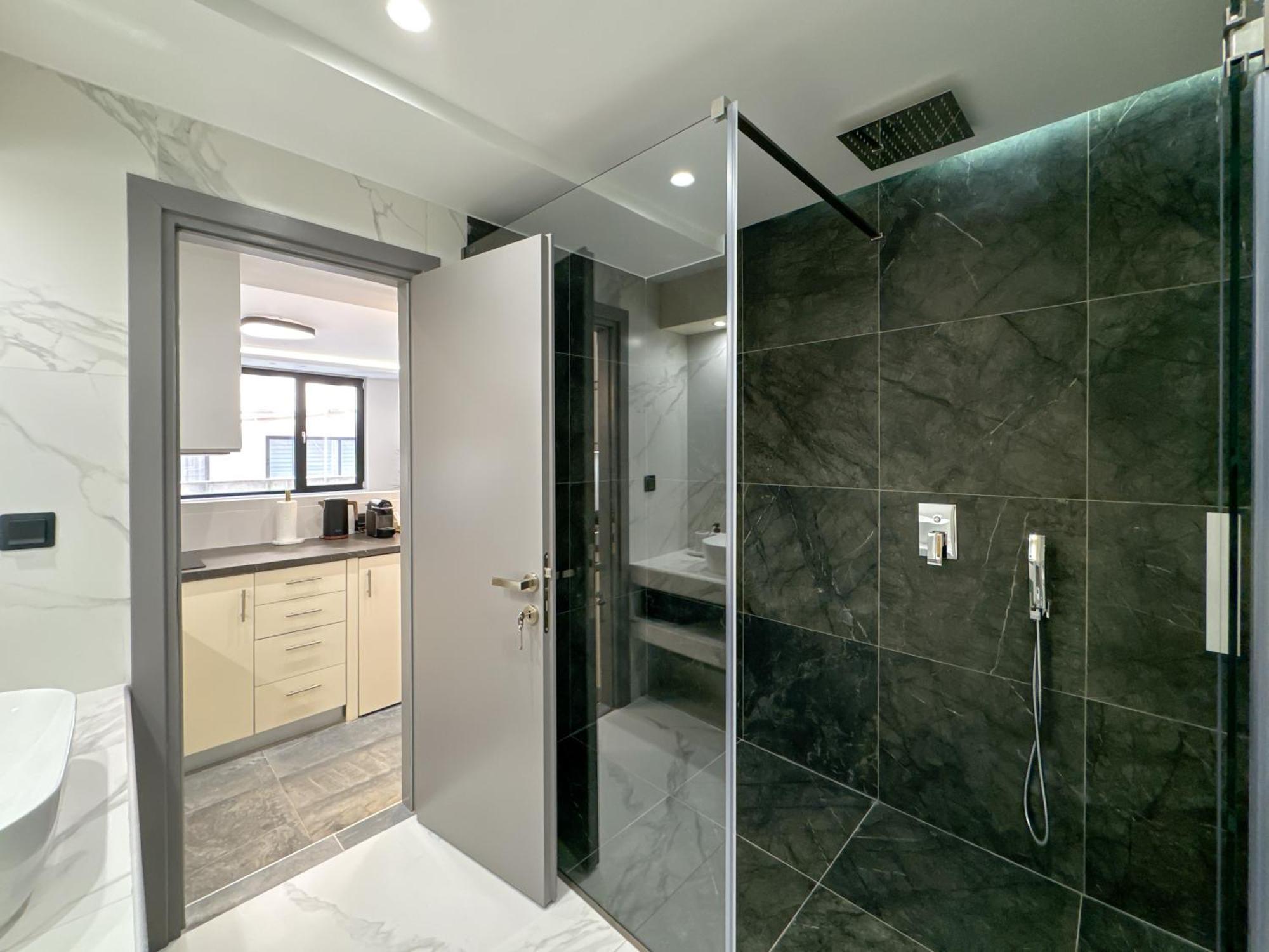 Luxury Downtown α6 Apartment *