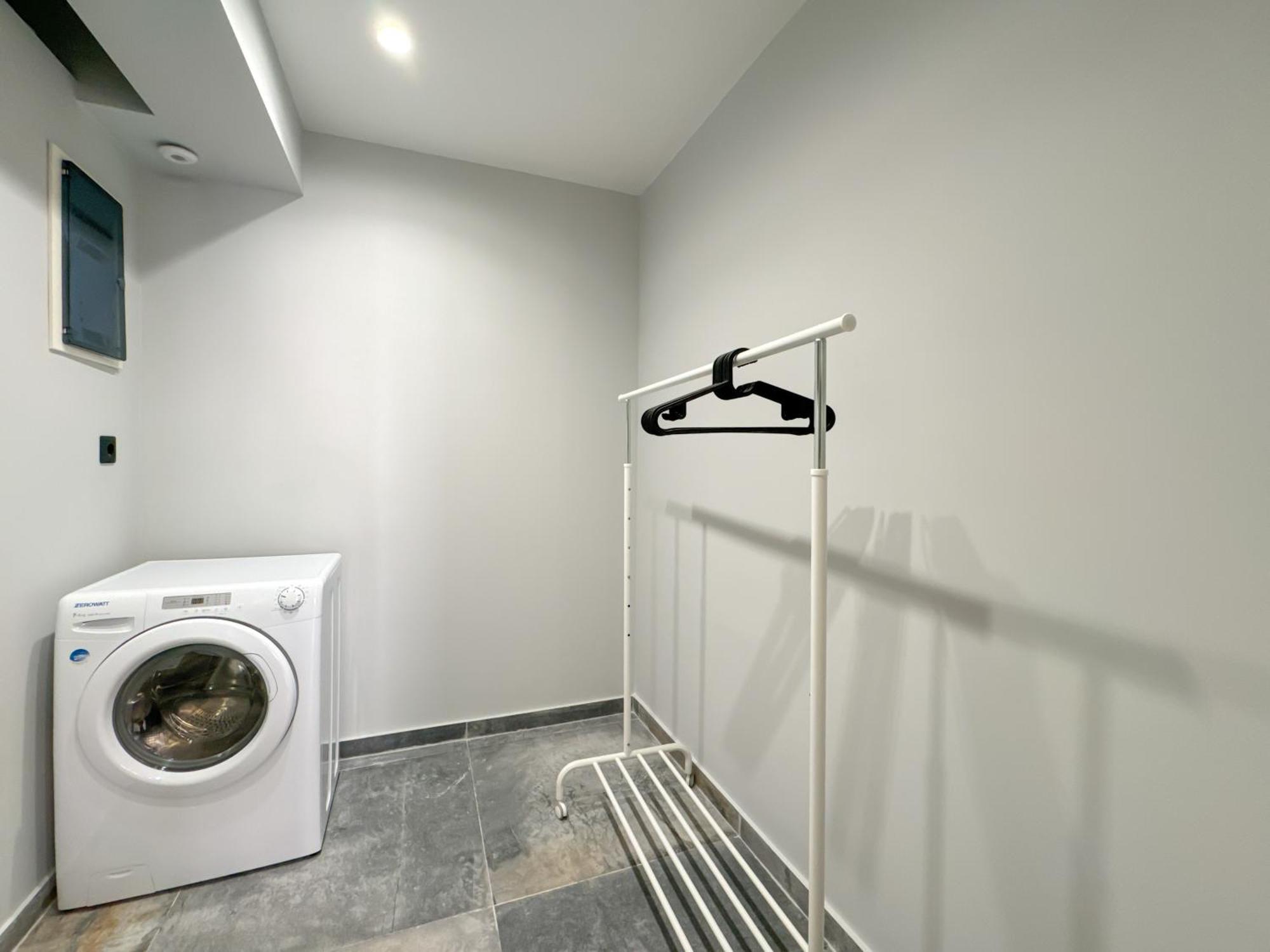 Luxury Downtown α6 Apartment