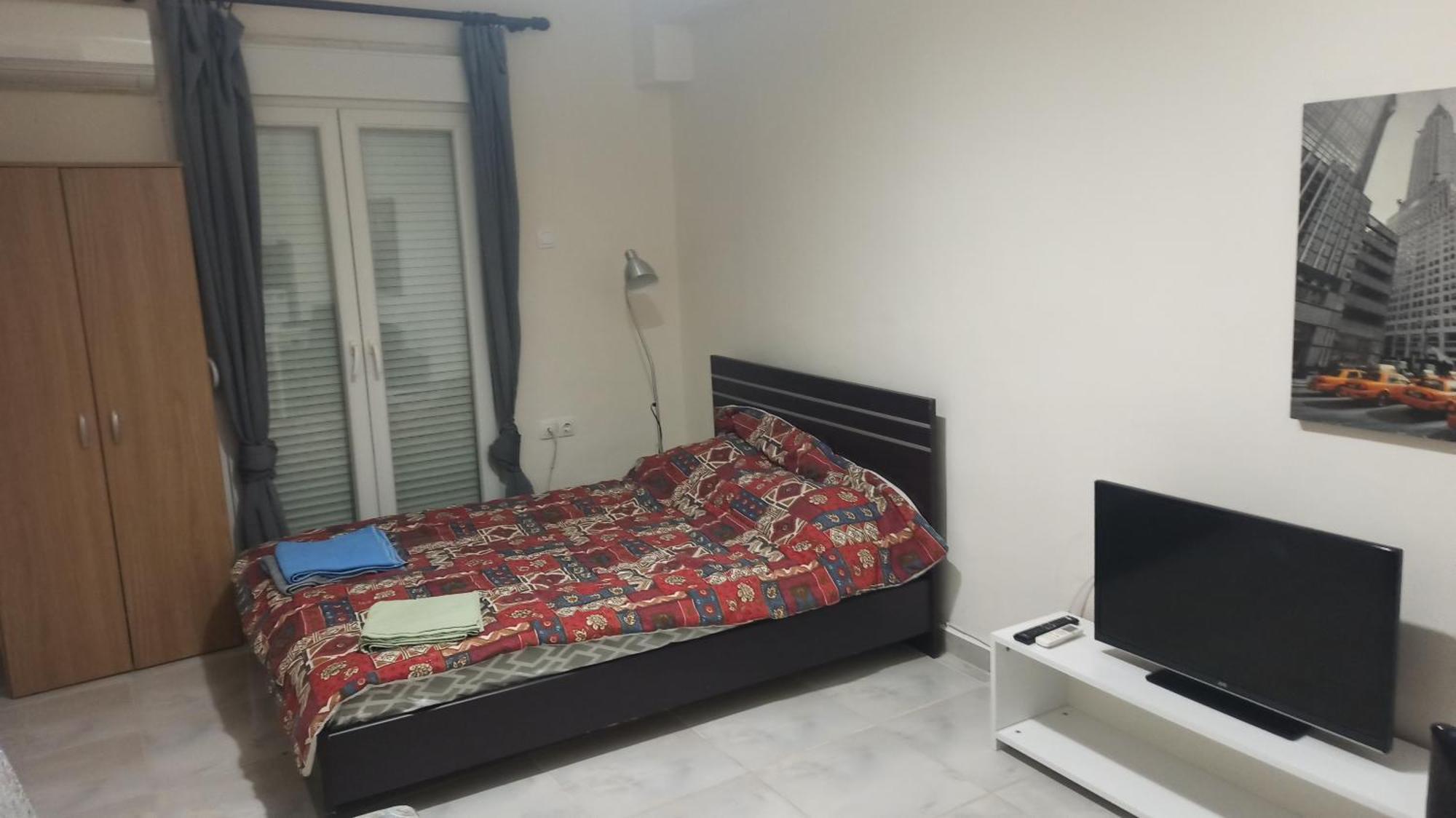Beautiful 1-bedroom Next To Center Apartment