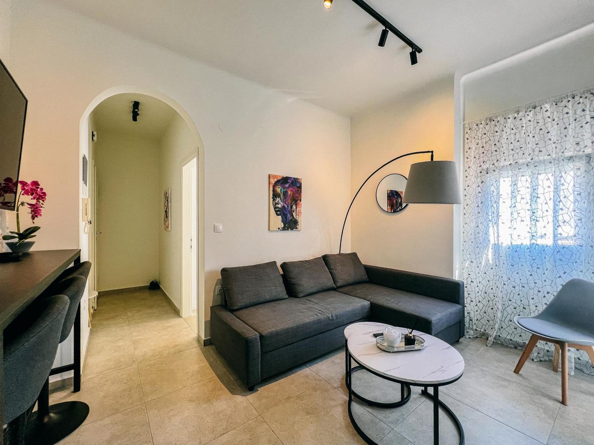 Homevision - Minimal, Quiet And Central Apartment