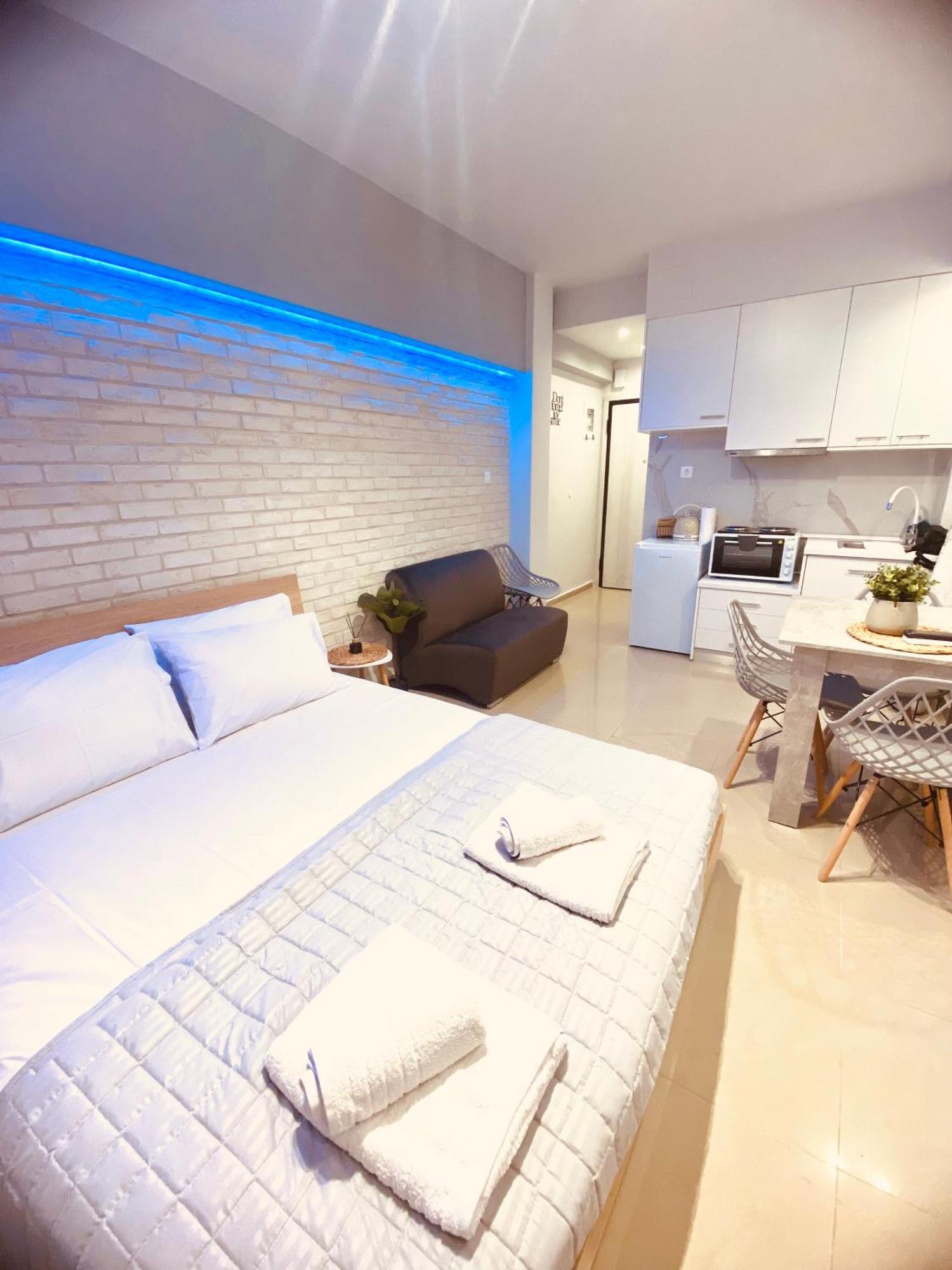 Neon Pulse - Casa Nativa Thessaloniki