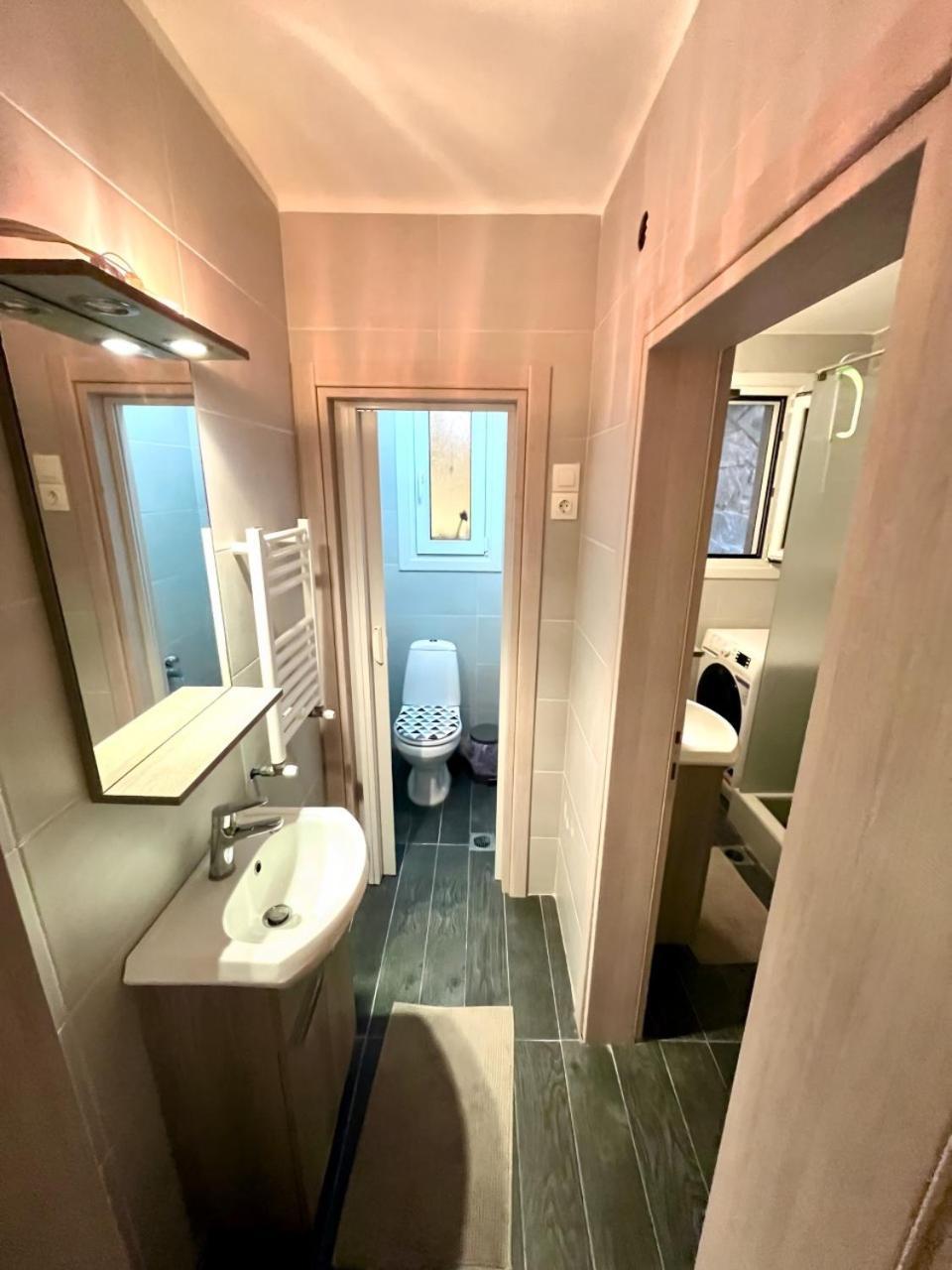 Spacious 4 Bedroom By Agios Dimitrios Apartment