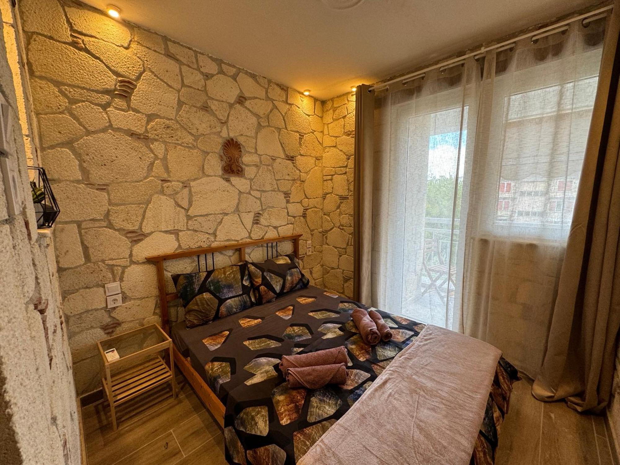 Stone 3 Apartment *