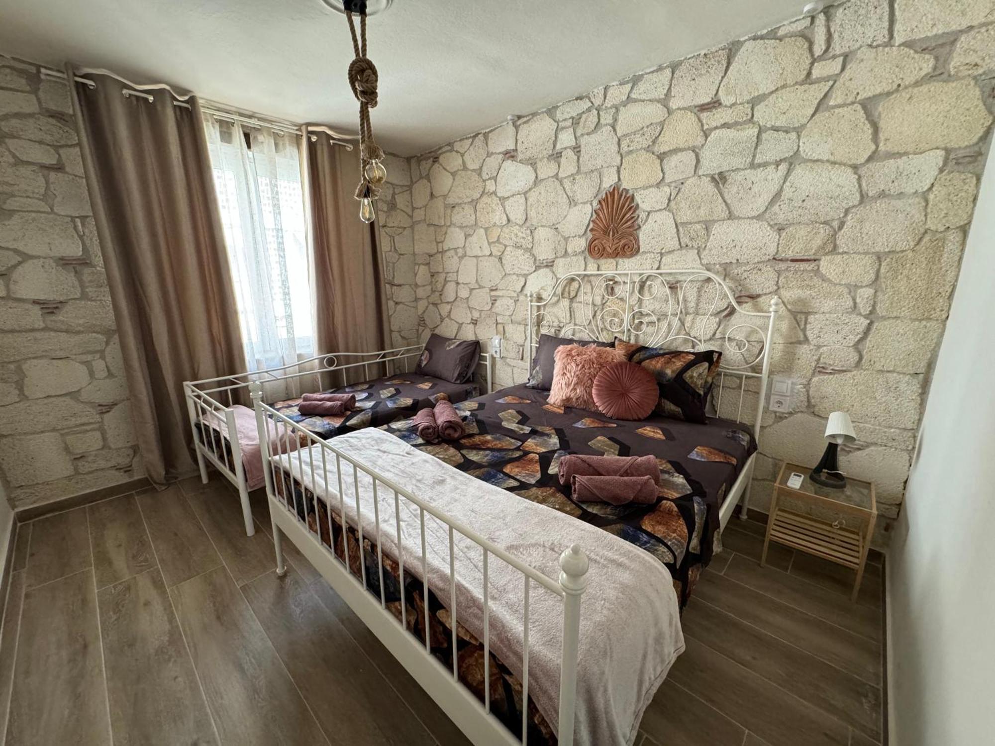 Stone 3 Apartment *