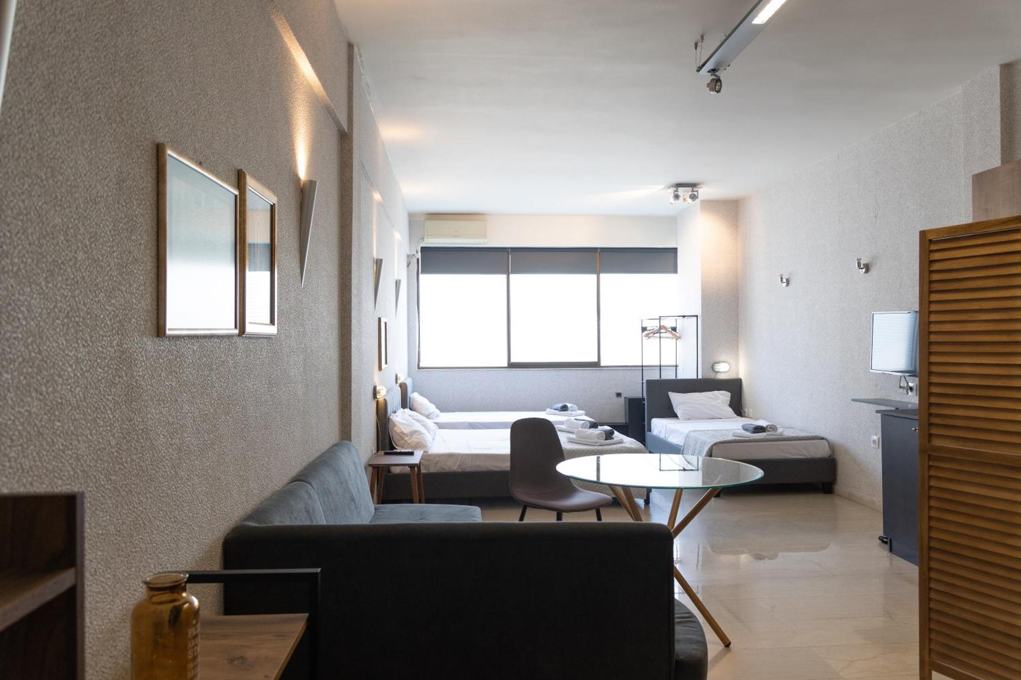 Center Iv By Casa D'oro
