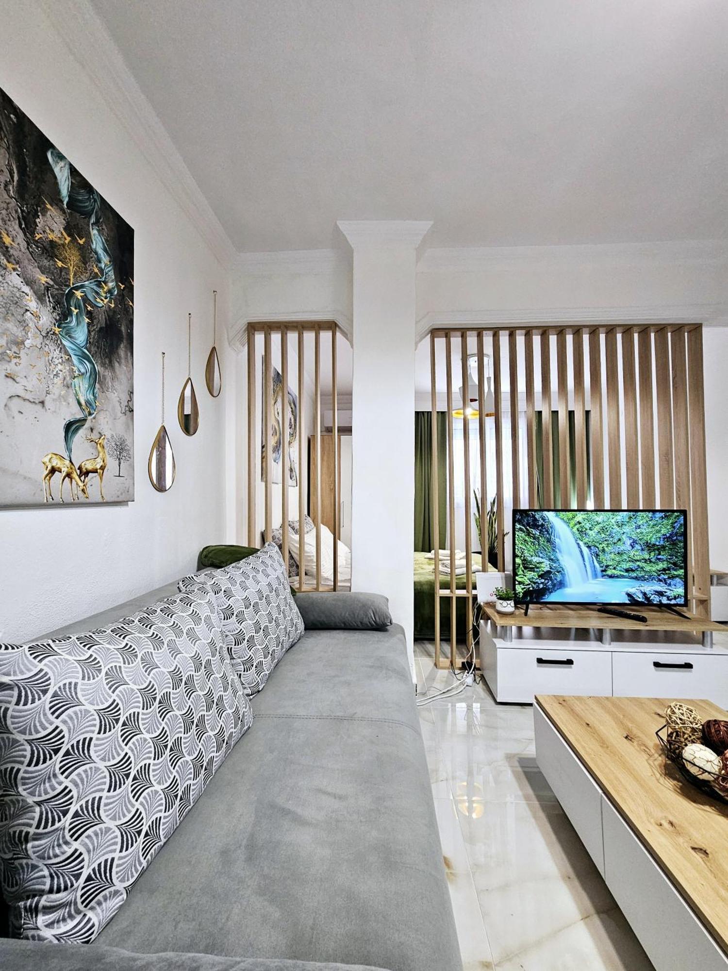Acvi Lux - Center By Seafront Apartment