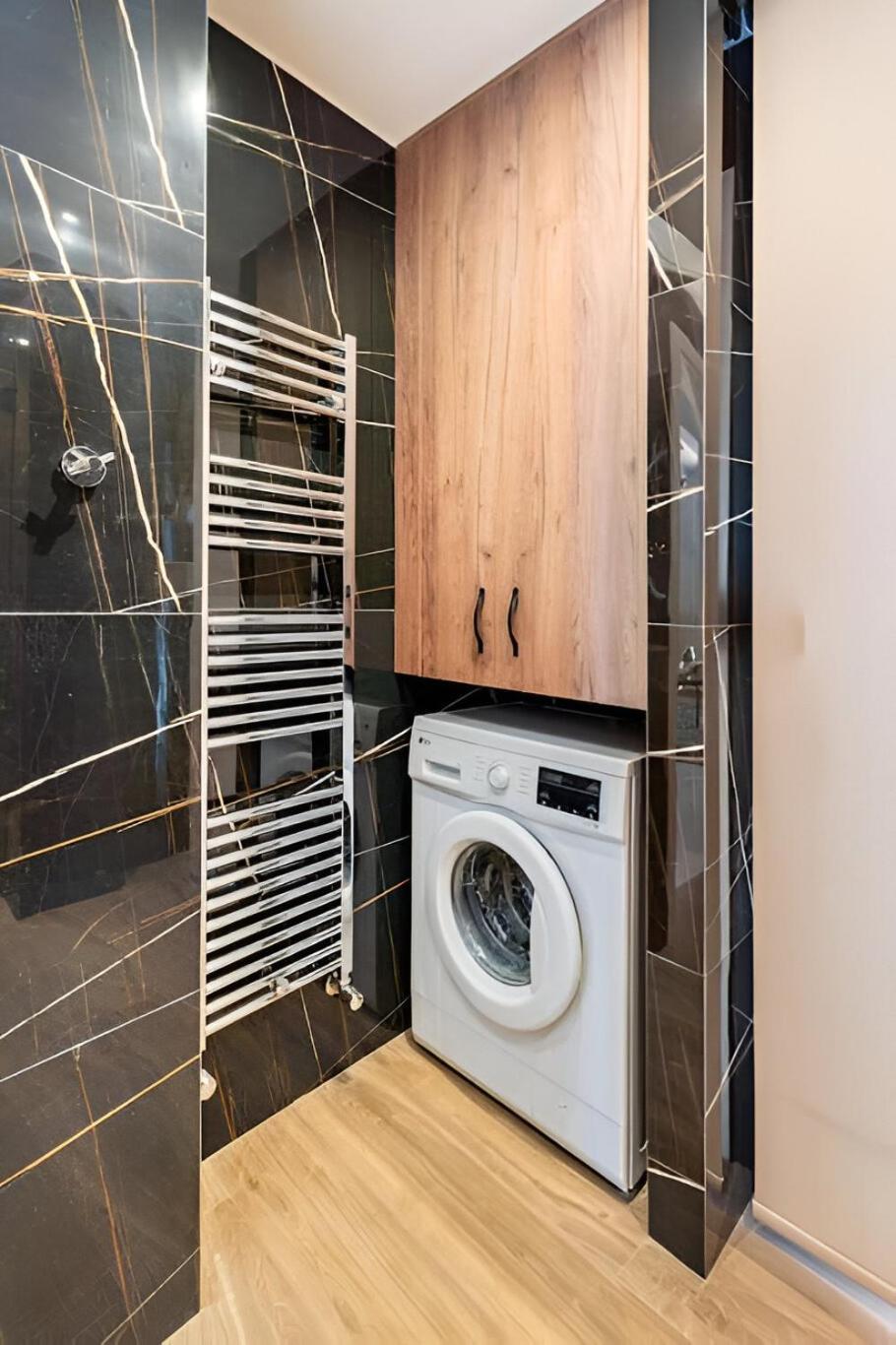 Elegant, Modern & Spacious In With Balcony Apartment