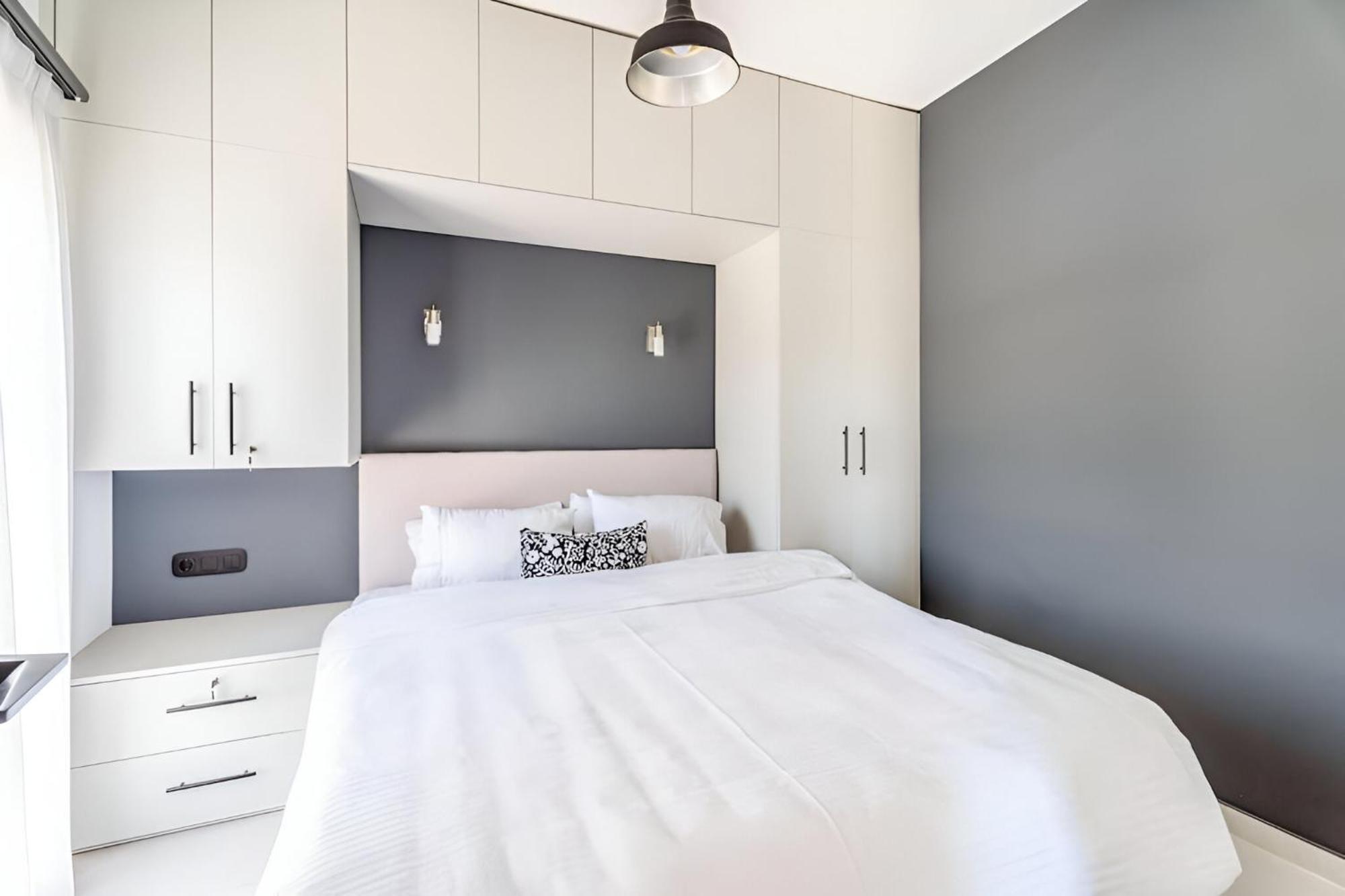 Elegant, Modern & Spacious In With Balcony Apartment *