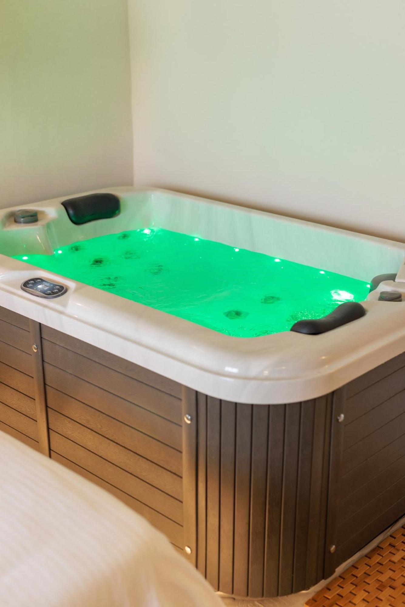 Unique Room-jacuzzi And Balcony *