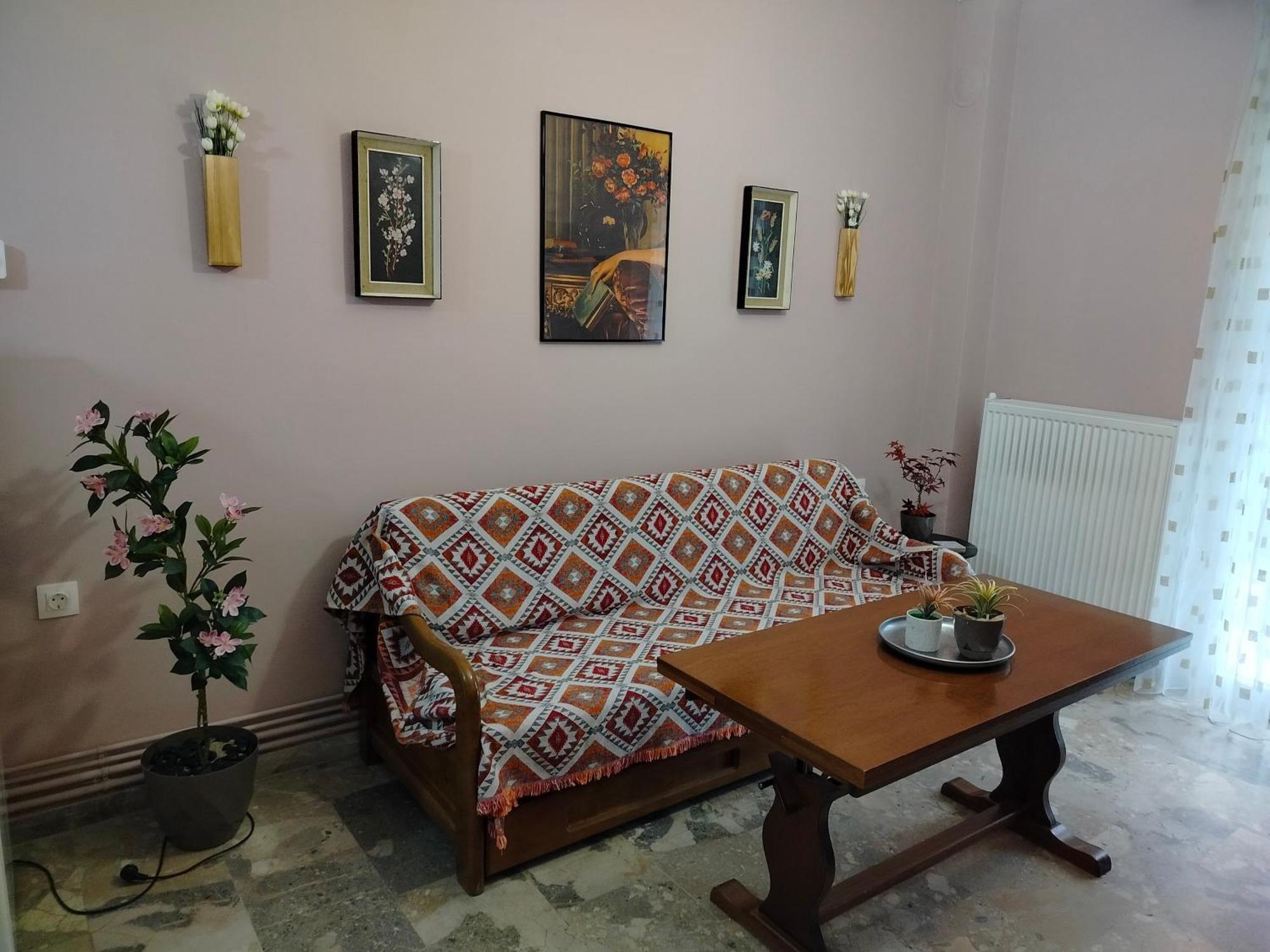 Vintage In Kalamaria Apartment *