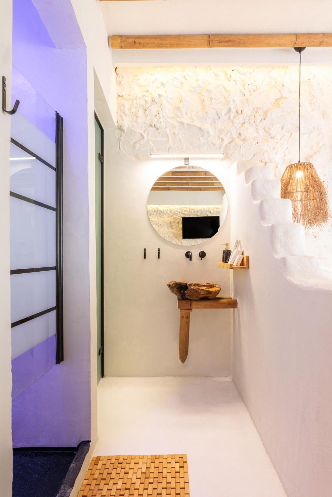 Unique Room-jacuzzi And Balcony