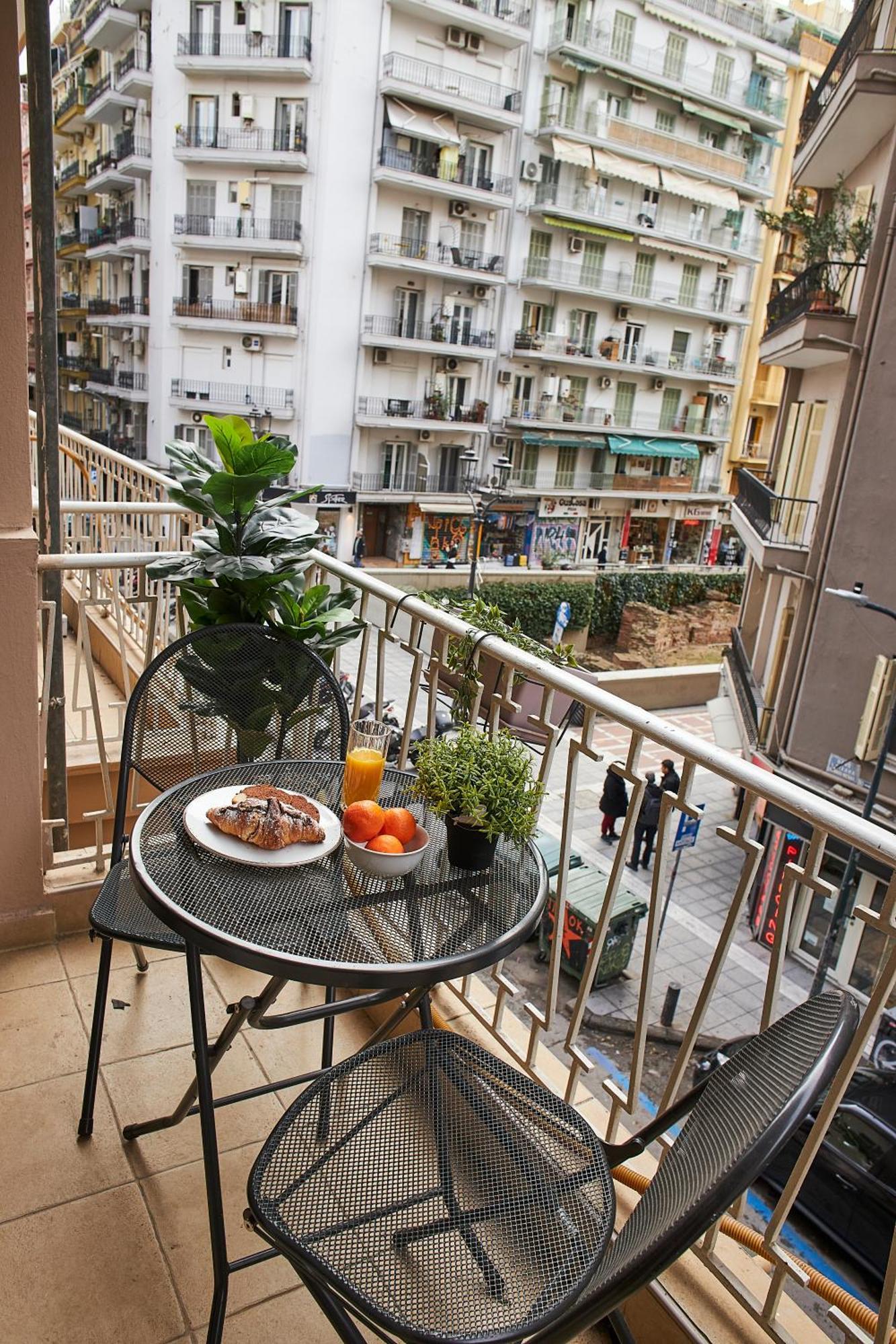 Apartment Kamara Bound In The Heart Of Center, By Binobi! *