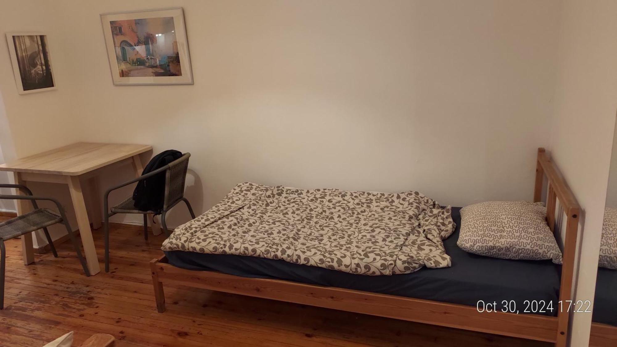 4 Guests - Balcony - A C - Attractions Apartment *