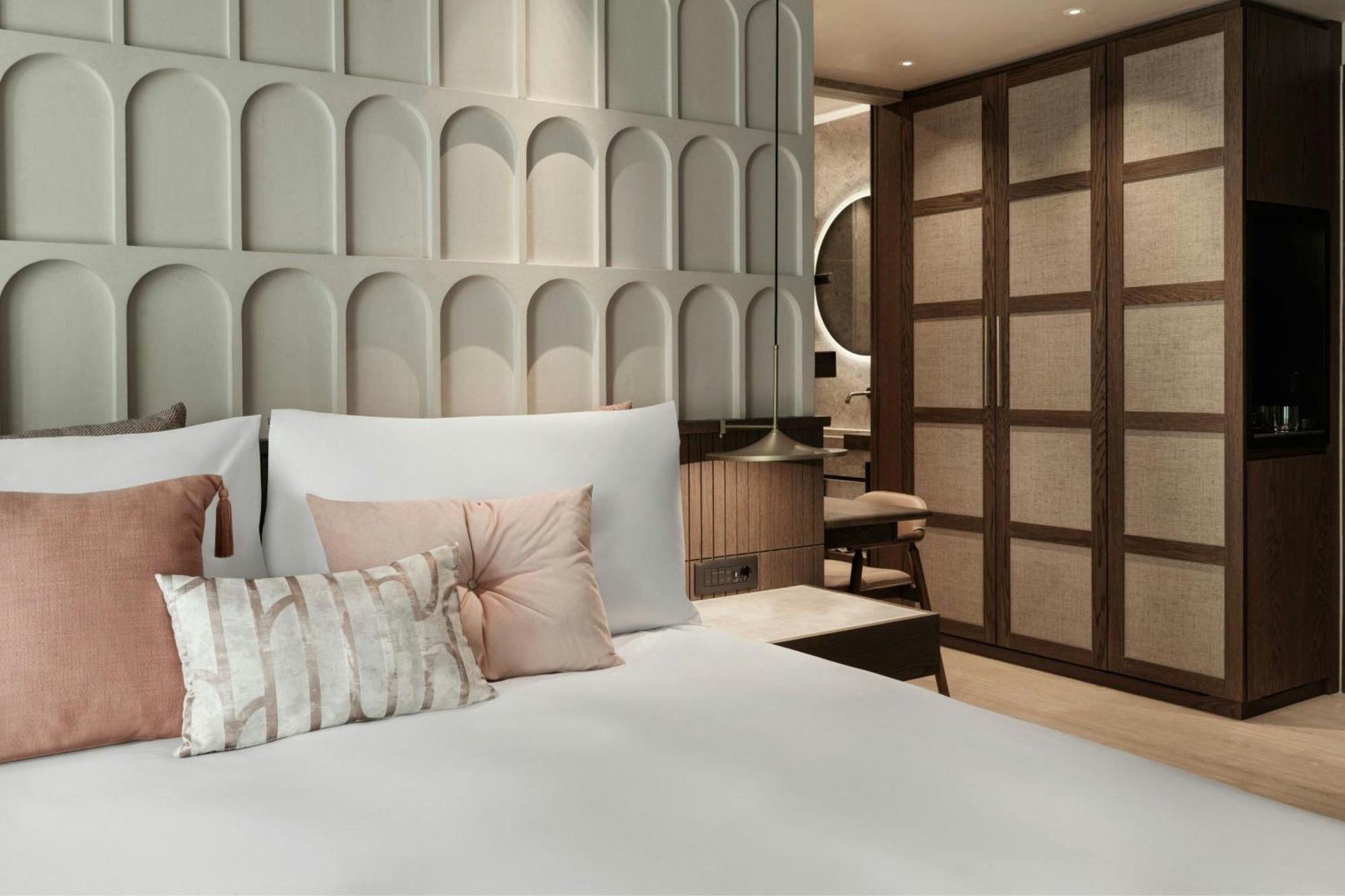 Monasty, Thessaloniki, Autograph Collection 5*