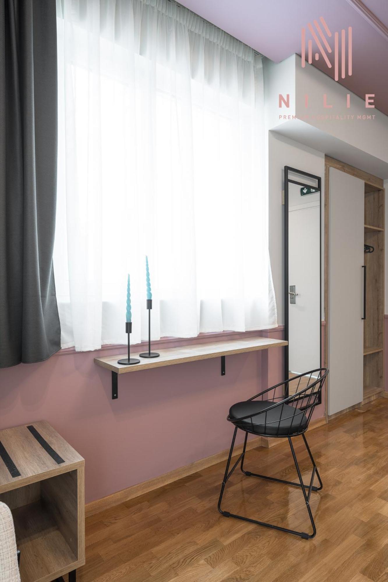 Ester Suites, Nilie Hospitality Mgmt Khách sạn hẻo lánh *