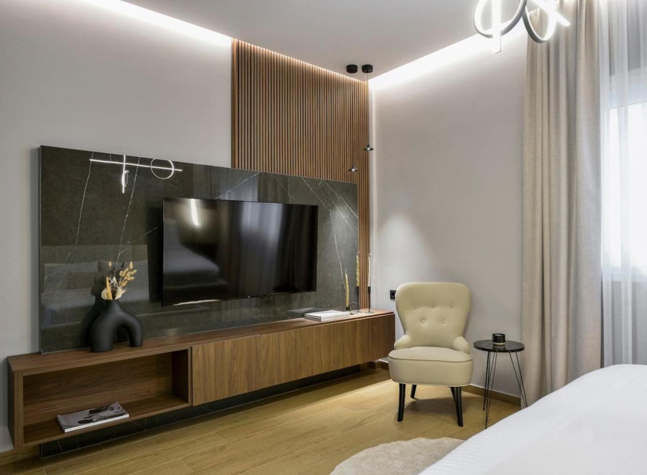 Aristotelian Virtues - Evlaveia Apartment *