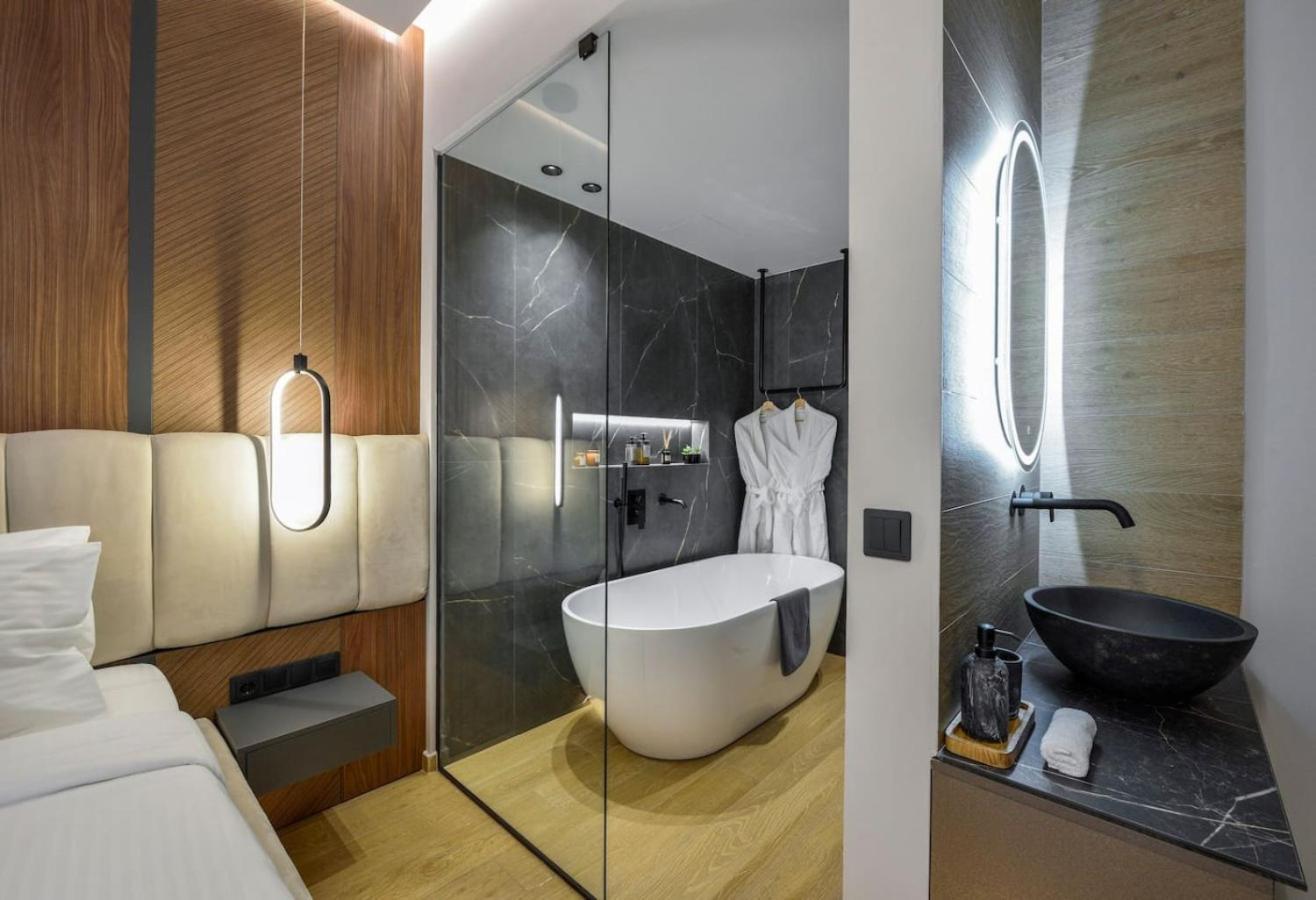 Aristotelian Virtues - Evlaveia Apartment *