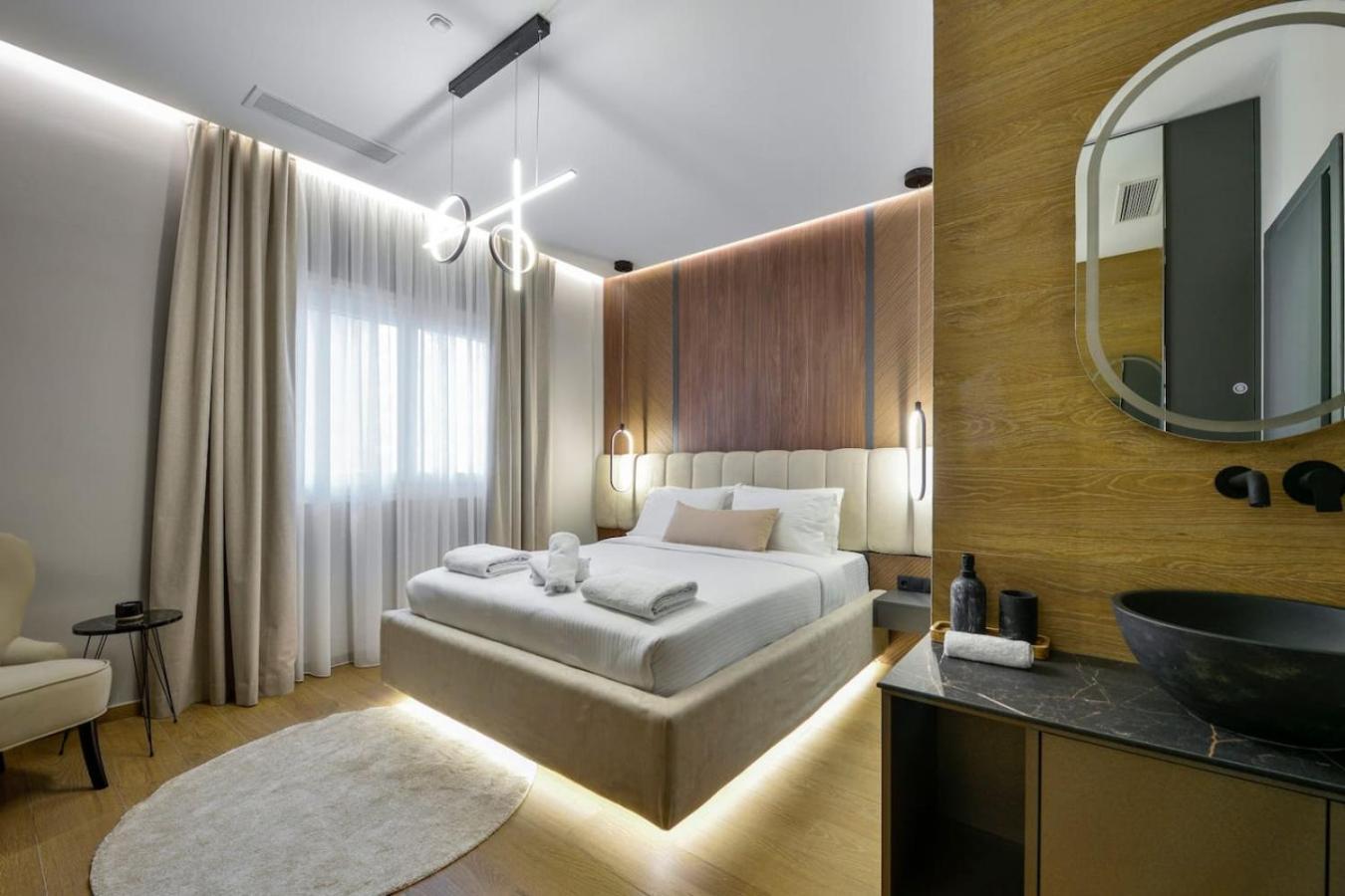Aristotelian Virtues - Evlaveia Apartment *