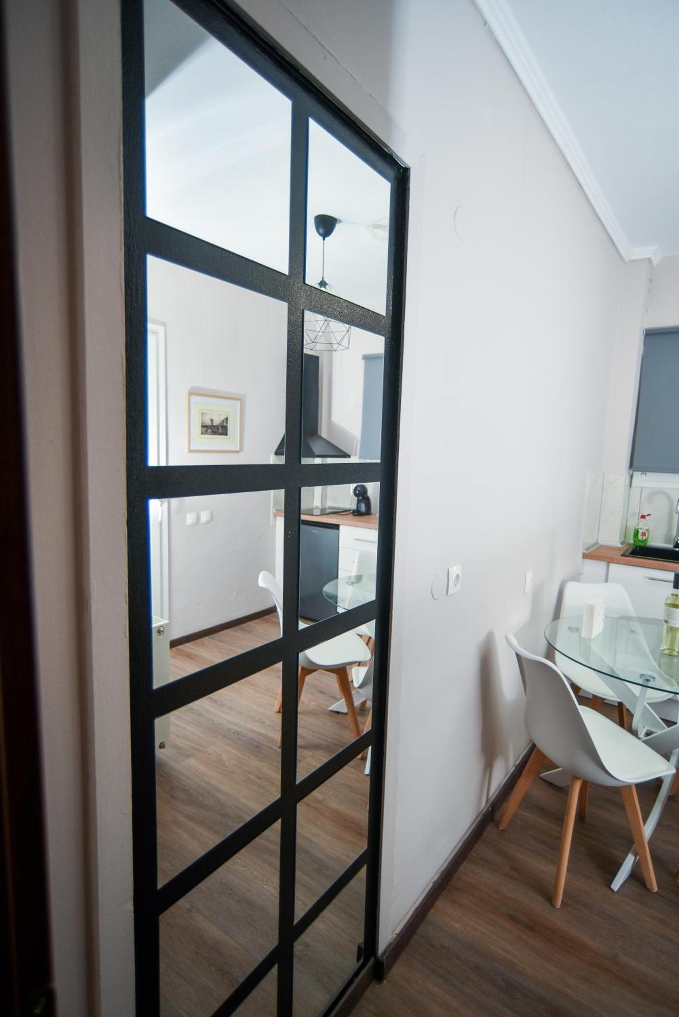 Black And White 1 Apartment *