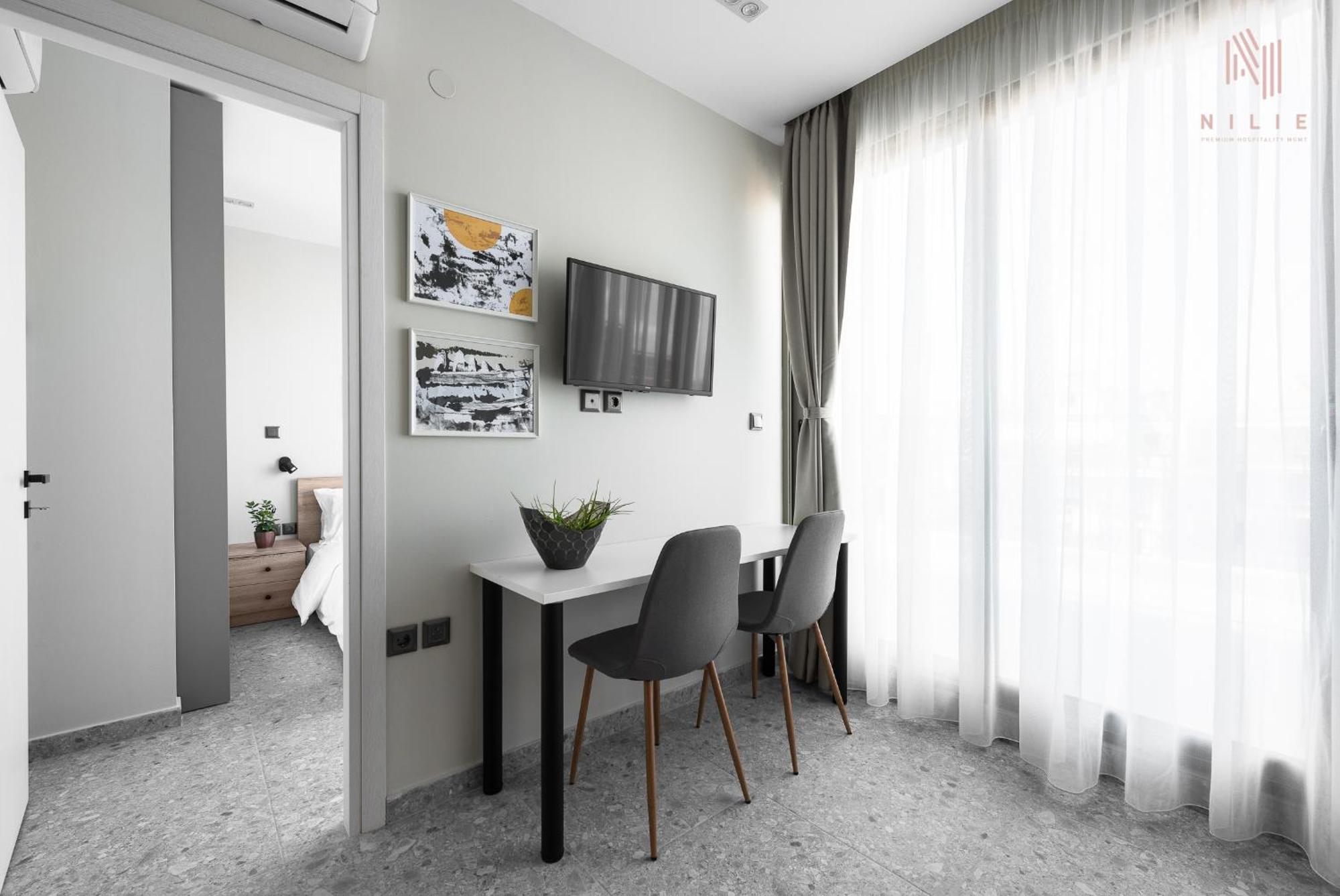 Avenue & Apartments, Nilie Hospitality Mgmt