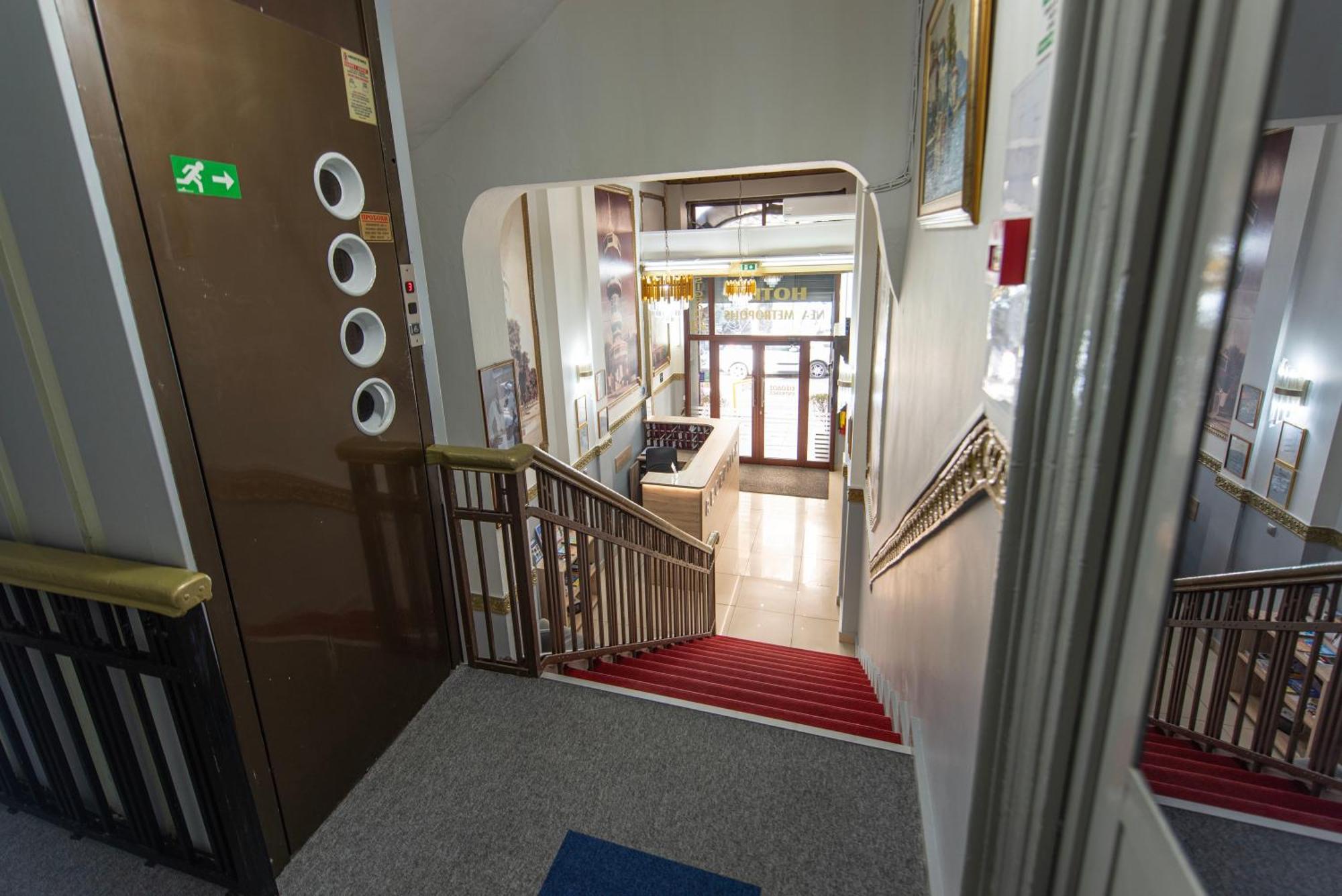 Nea Metropolis Hotel 3*