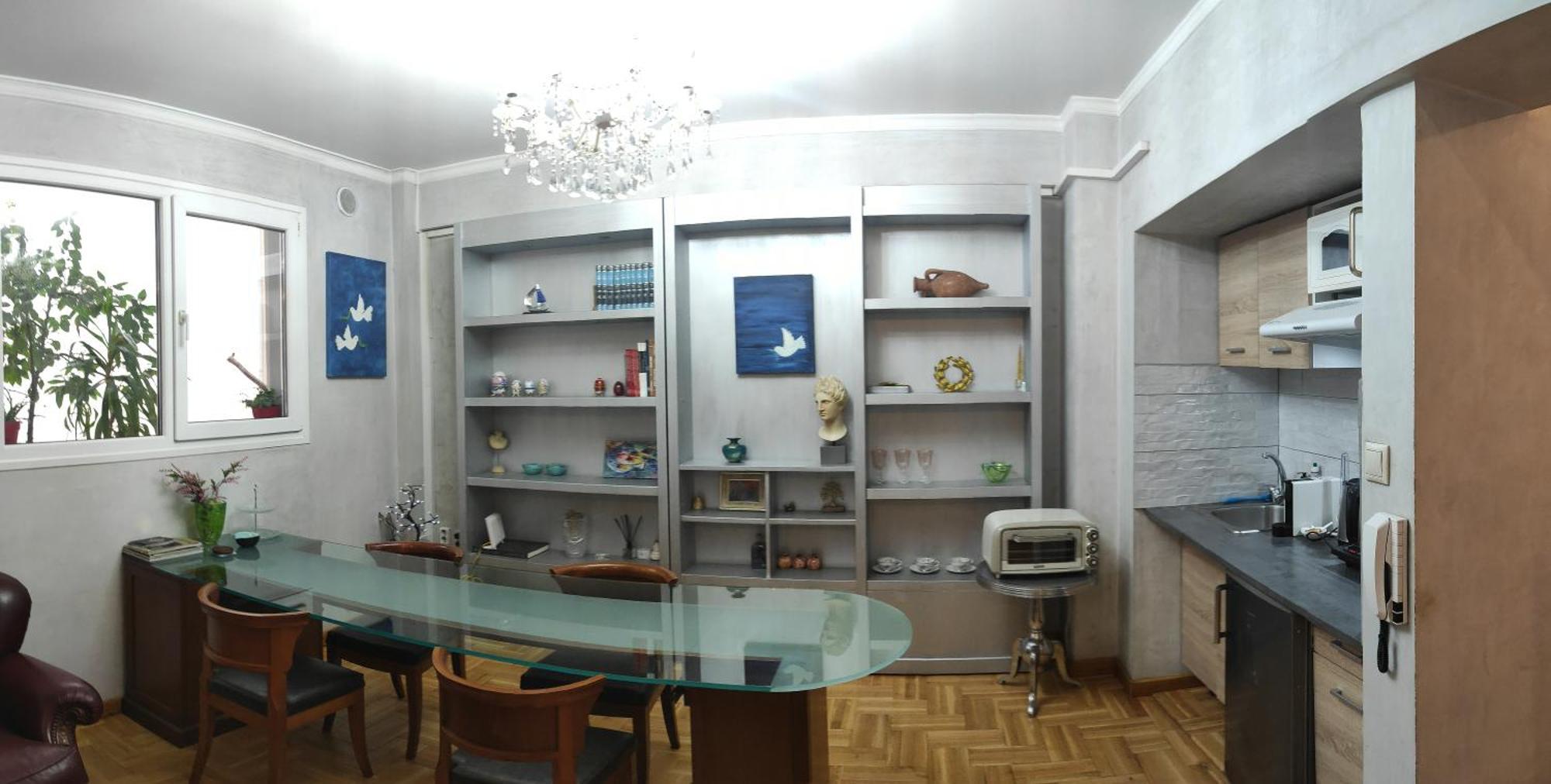 Elegant Luminous Downtown Apartment *