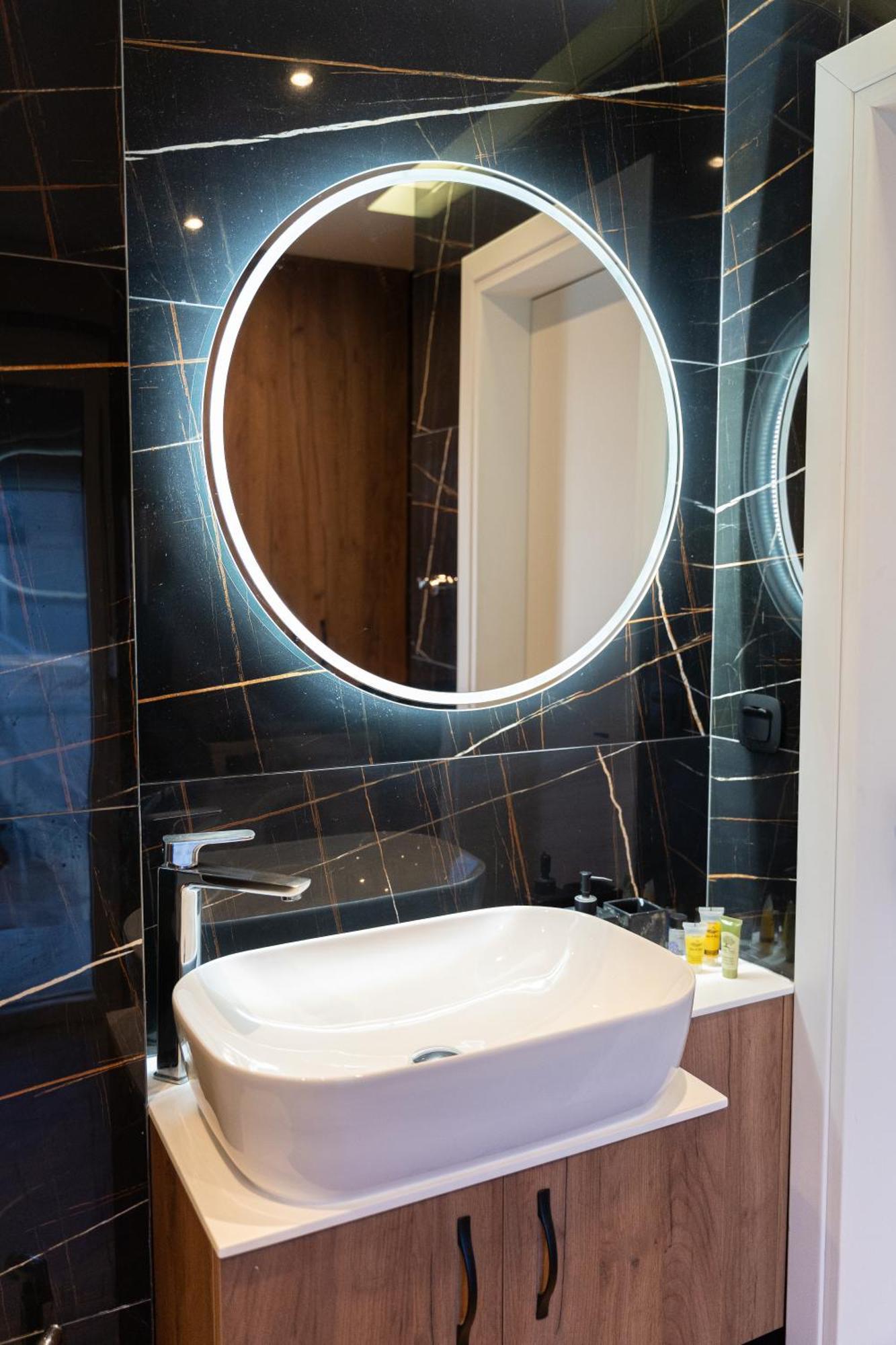 Appartement Elegant, Modern & Spacious In With Balcony