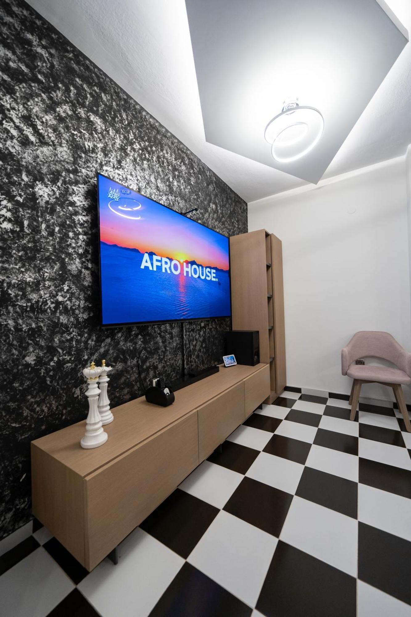 Aphrodites House Upon White Tower Apartment *