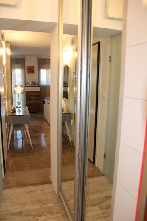Apartment 48