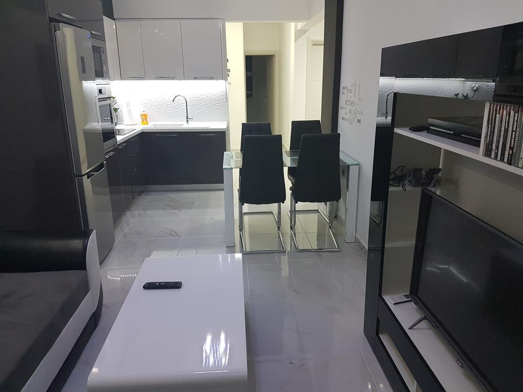Route 77 Apartment *