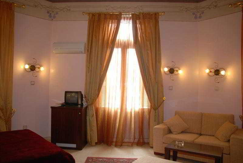 Augustos Hotel