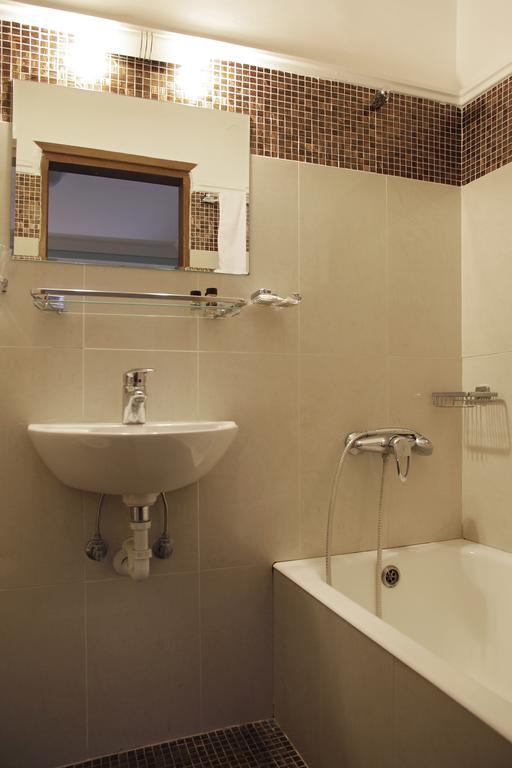 Pella Hotel 2*
