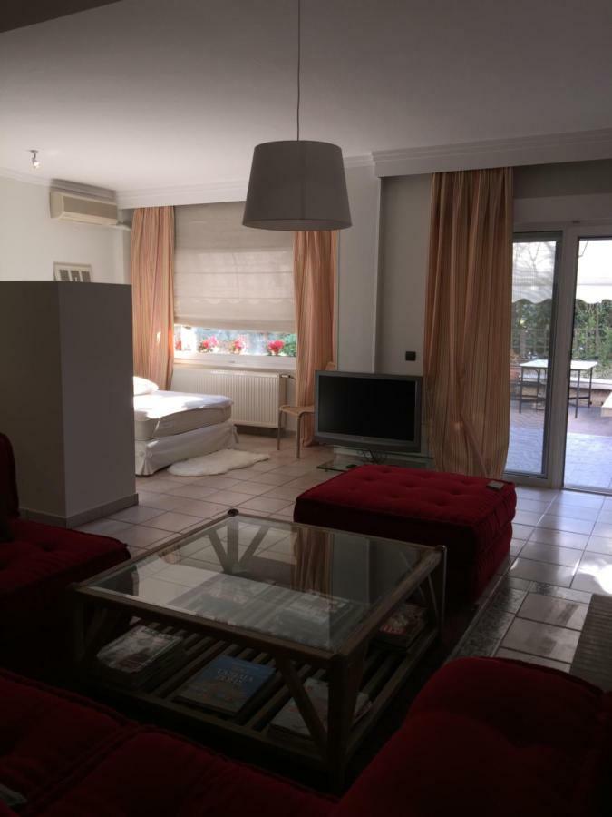 Cozy Garden 700m From St Luke S Hospital Apartamento