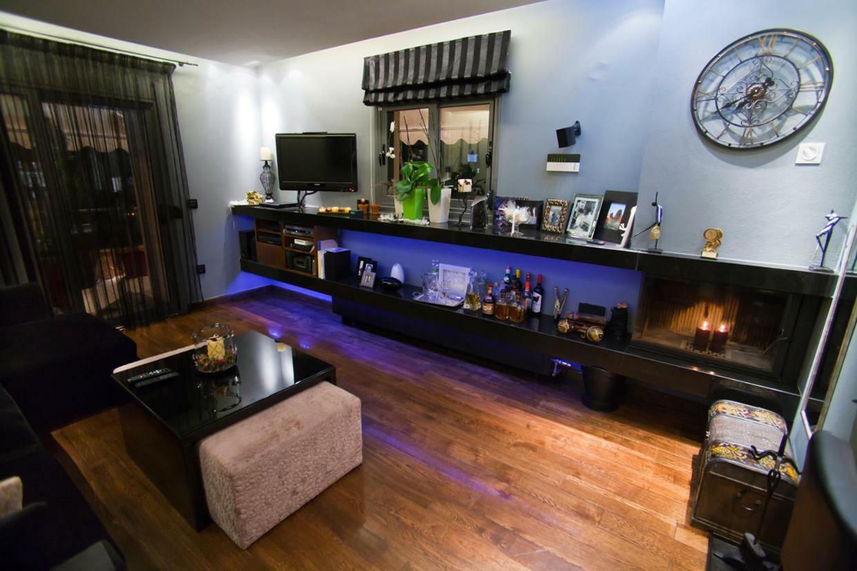 Deluxe Boutique , Jacuzzi, Private Parking, Fireplace