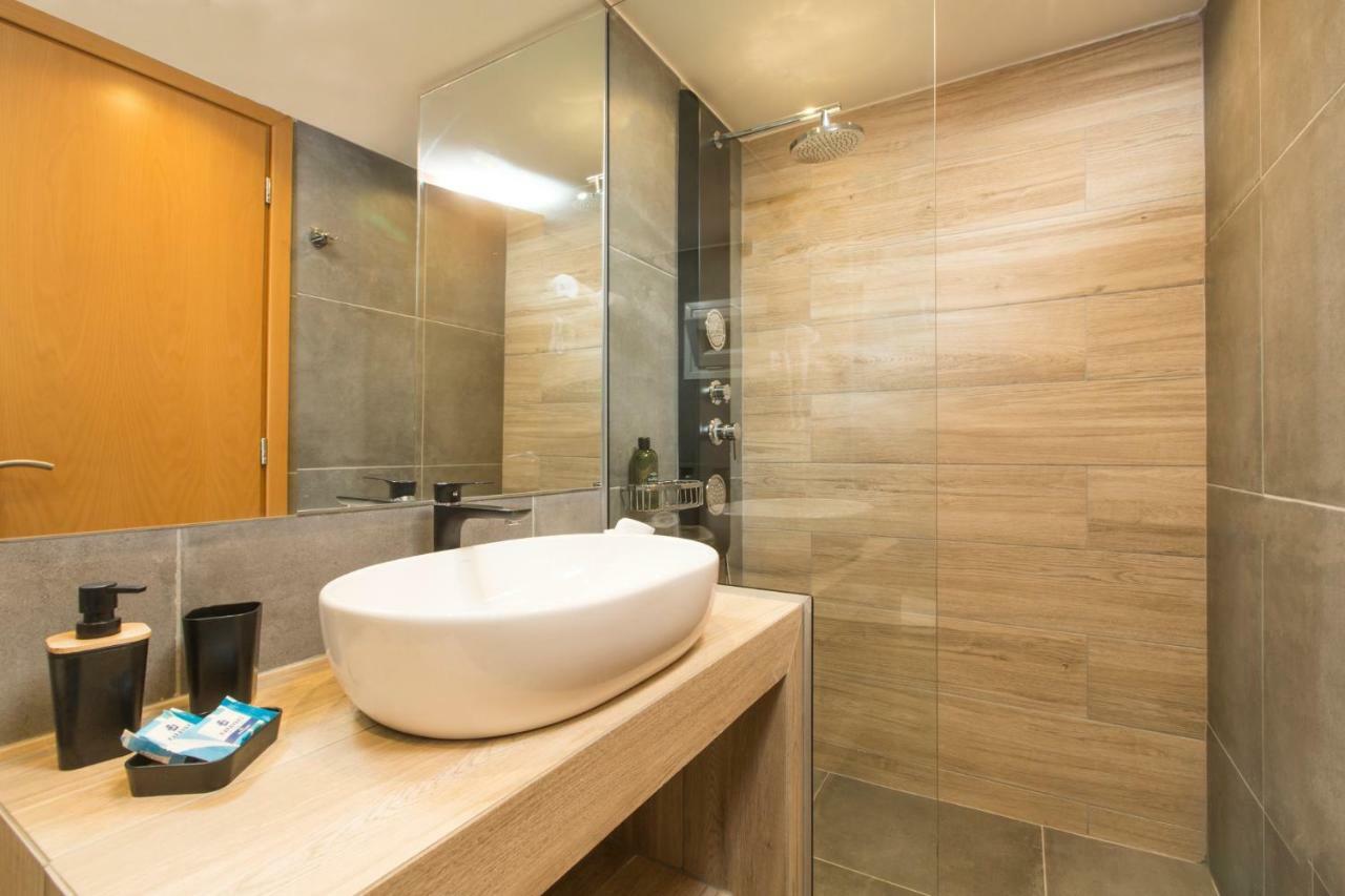 Railway Station Studio Apartment *