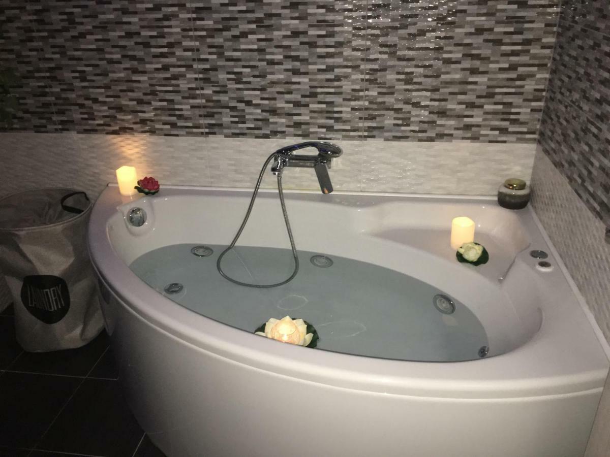 Sonias Central Jacuzzi Apartment,100mbps * Thessaloniki